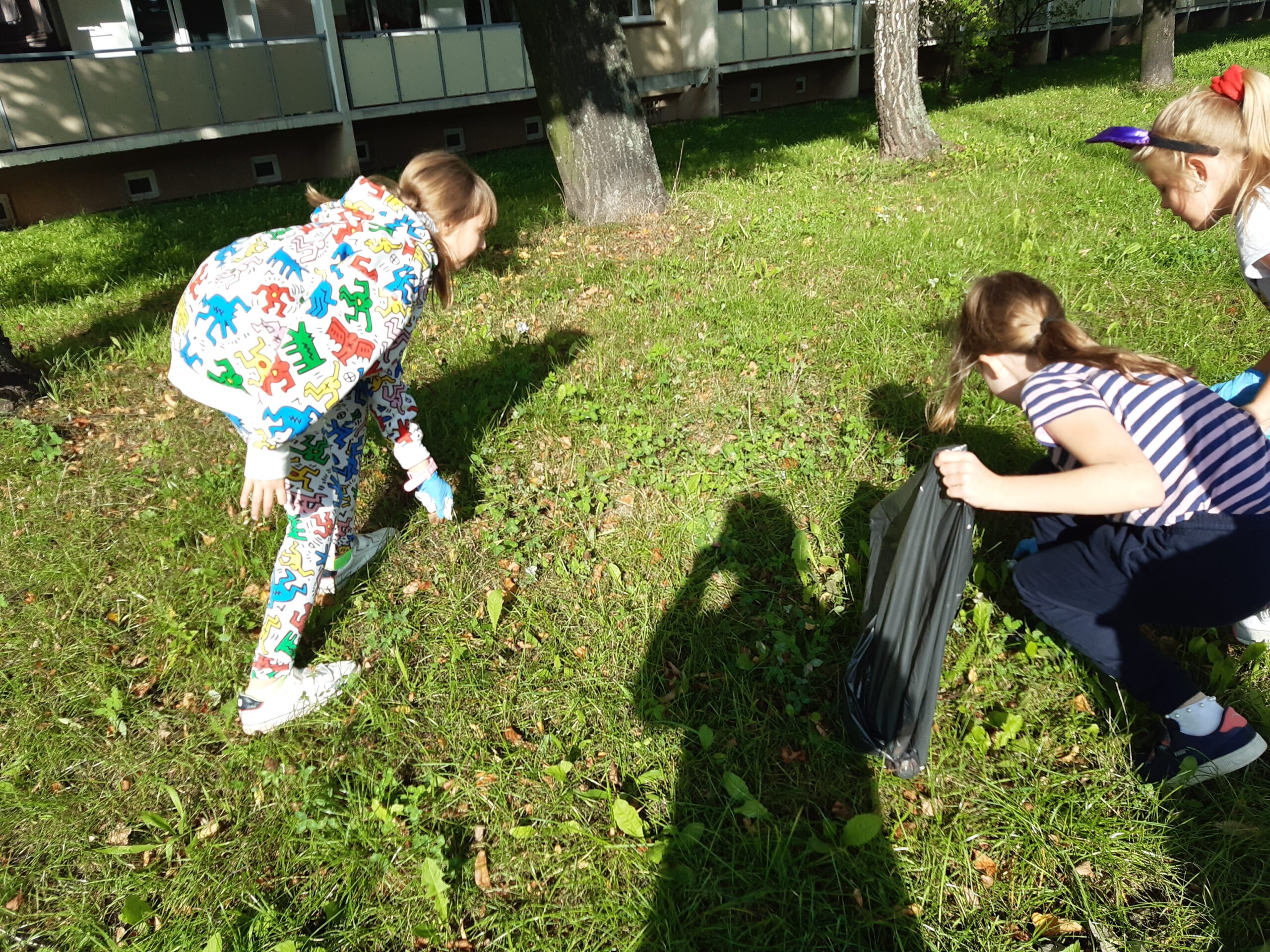 Uczniowie klasy 2b i 2c podczas akcji #SprzatamydlaPolski.