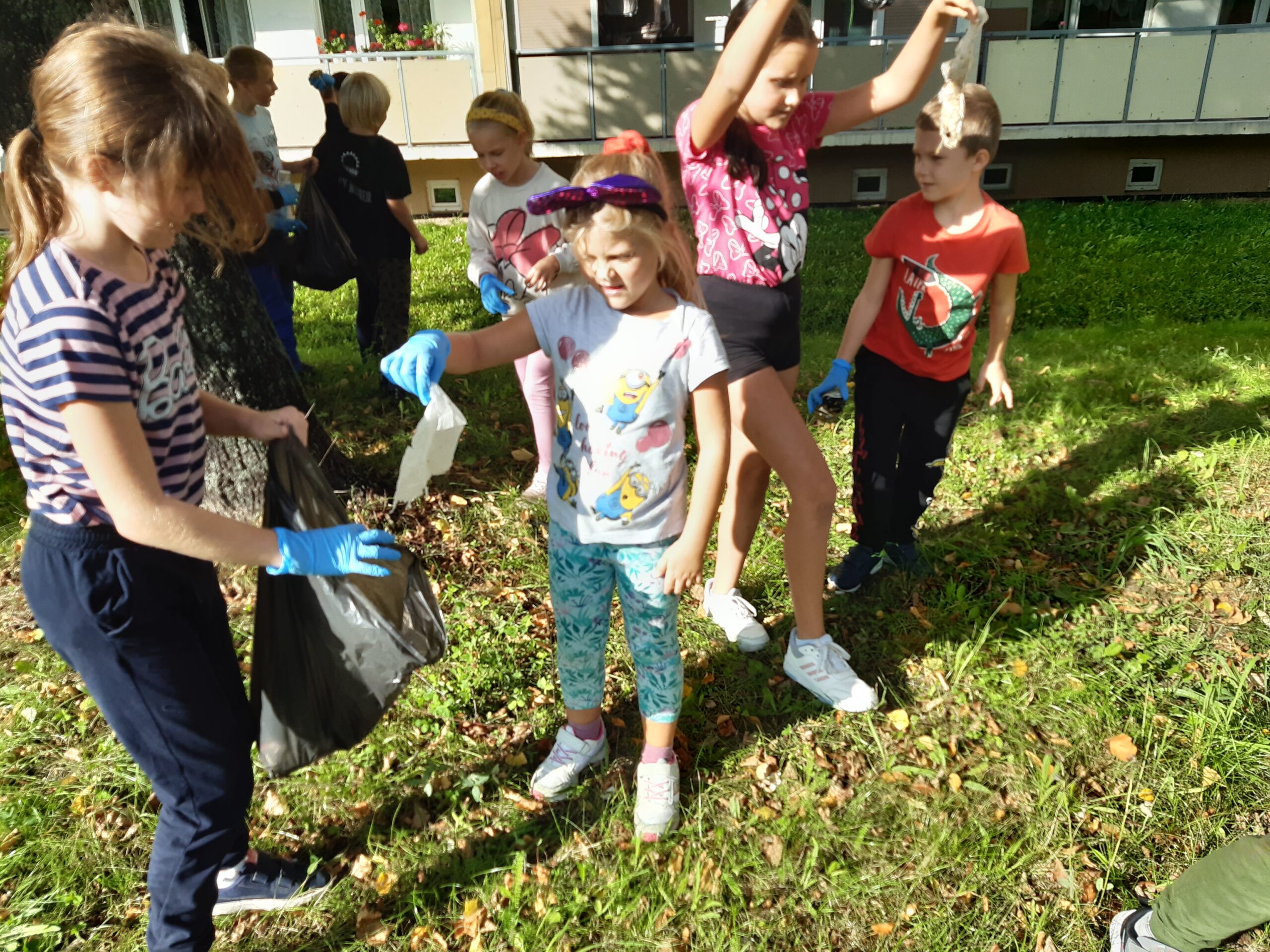 Uczniowie klasy 2b i 2c podczas akcji #SprzatamydlaPolski.