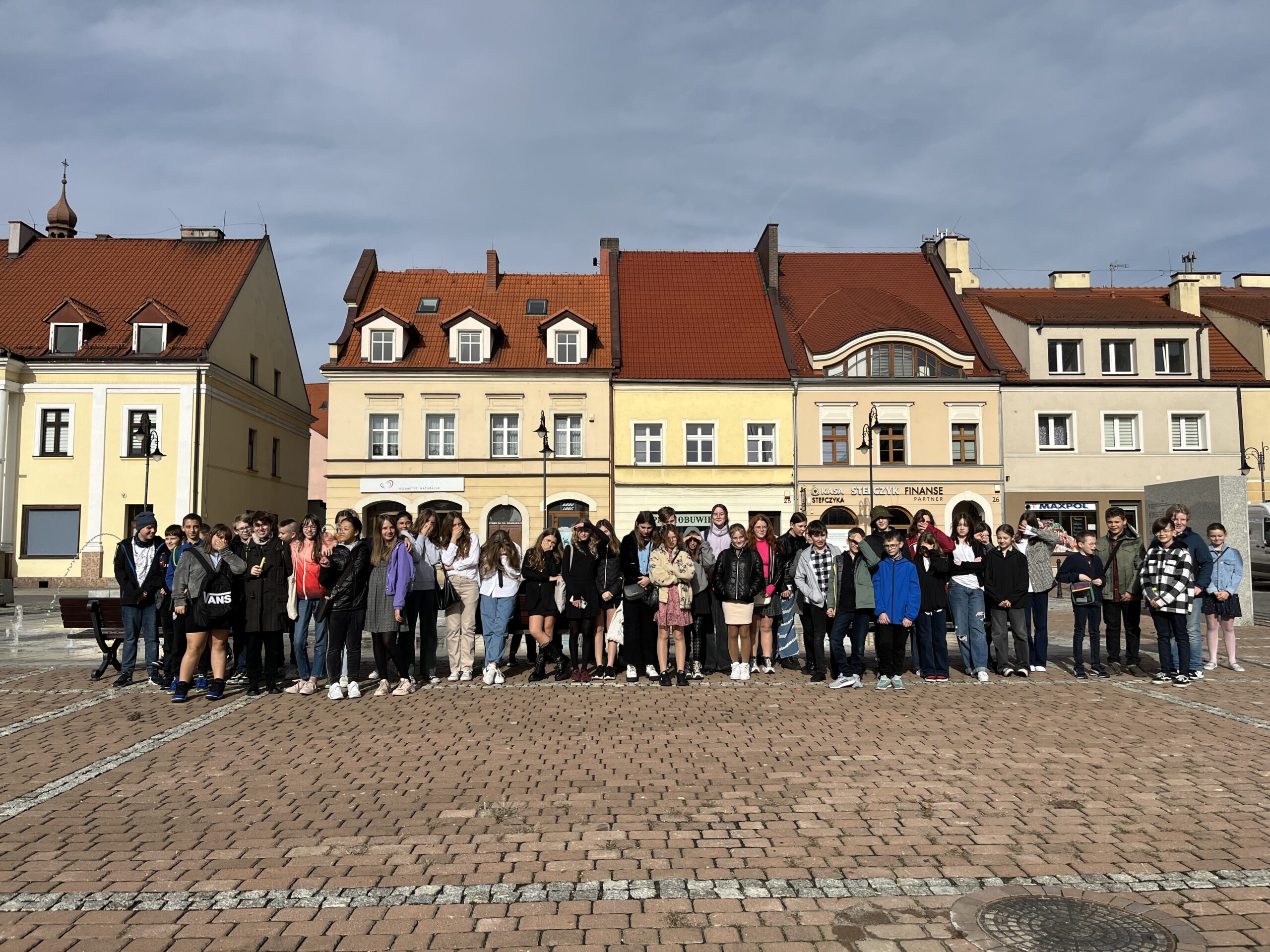 Uczniowie na żorskim rynku