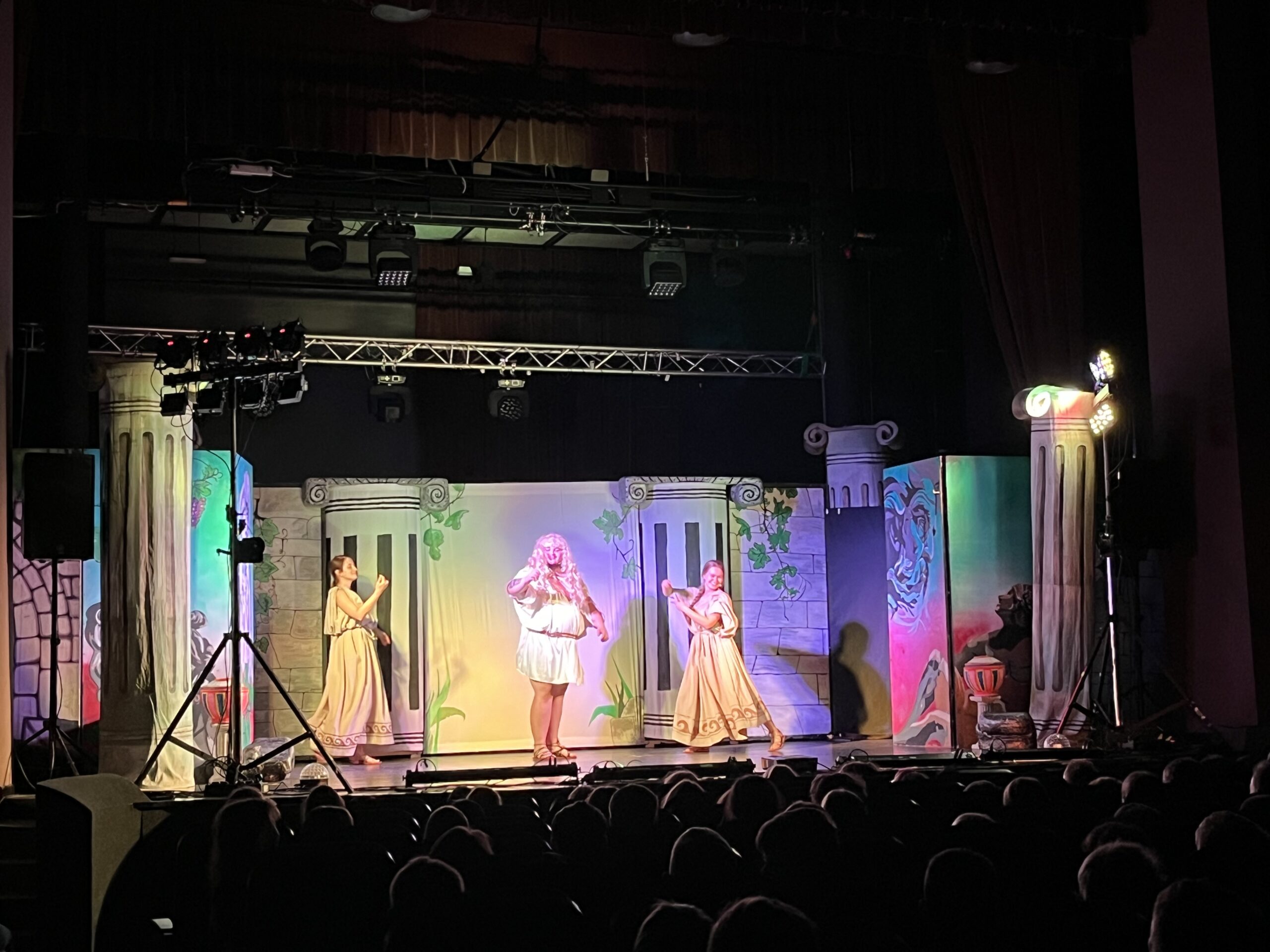 Spektakl teatralny pt. „Mity greckie” w wykonaniu Poznańskiego Teatru Aktora.