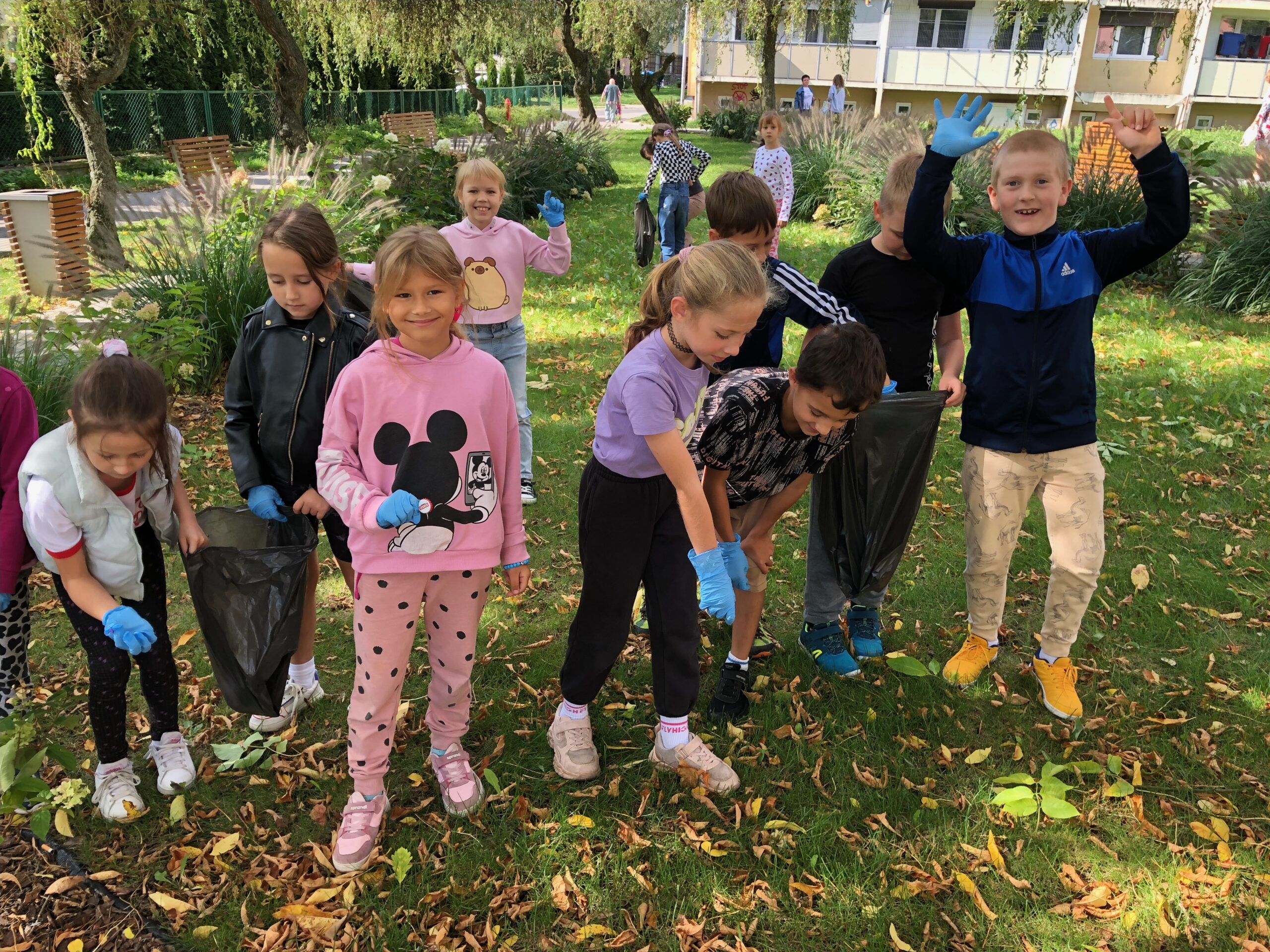 Uczniowie klasy 2b i 2c podczas akcji #SprzatamydlaPolski.