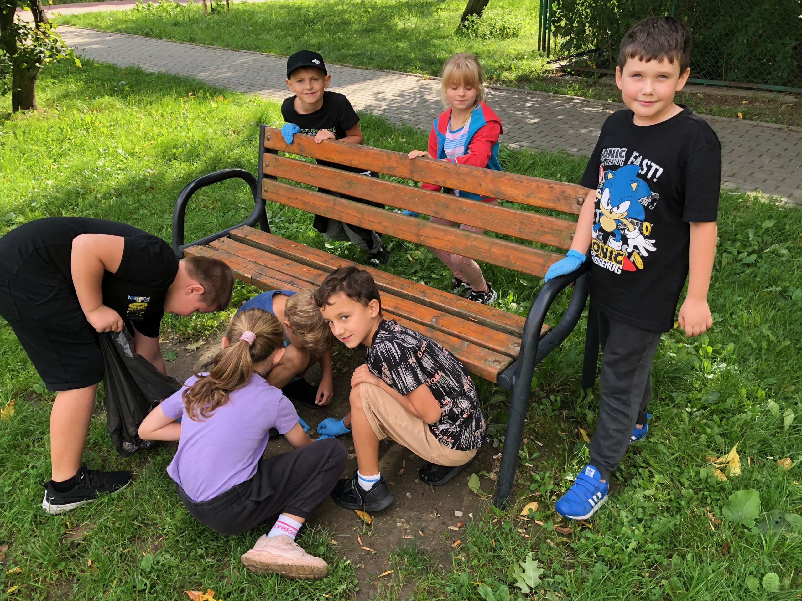 Uczniowie klasy 2b i 2c podczas akcji #SprzatamydlaPolski.