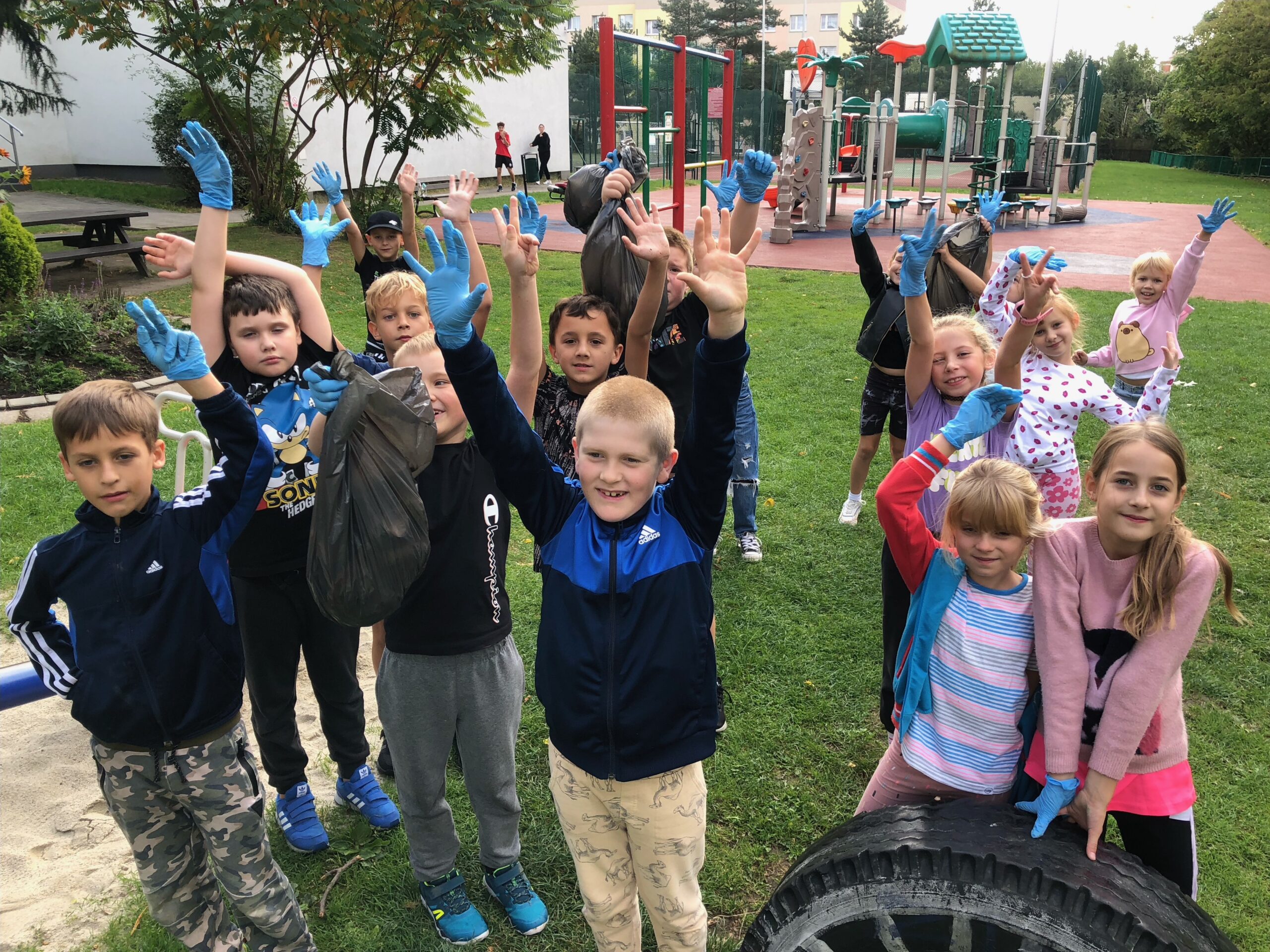 Uczniowie klasy 2b i 2c podczas akcji #SprzatamydlaPolski.