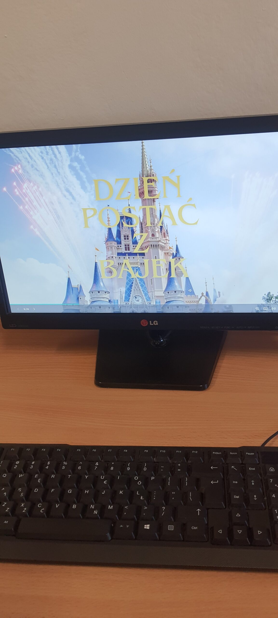 Prace graficzne wykonane przez uczniów klasy 3c w Canvie.