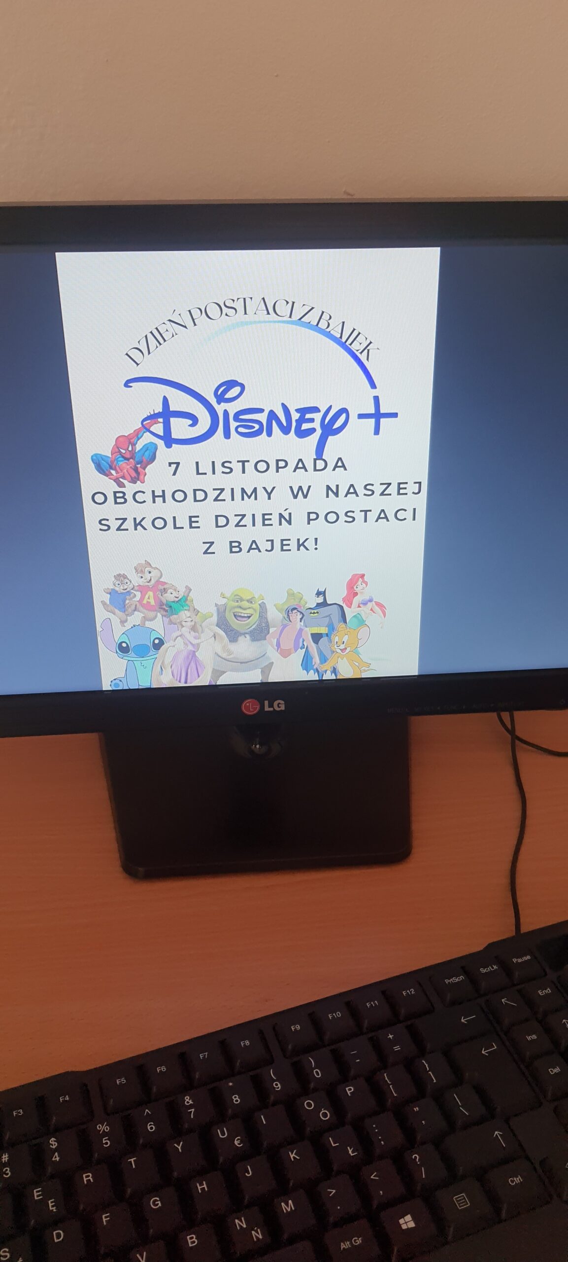 Prace graficzne wykonane przez uczniów klasy 3c w Canvie.