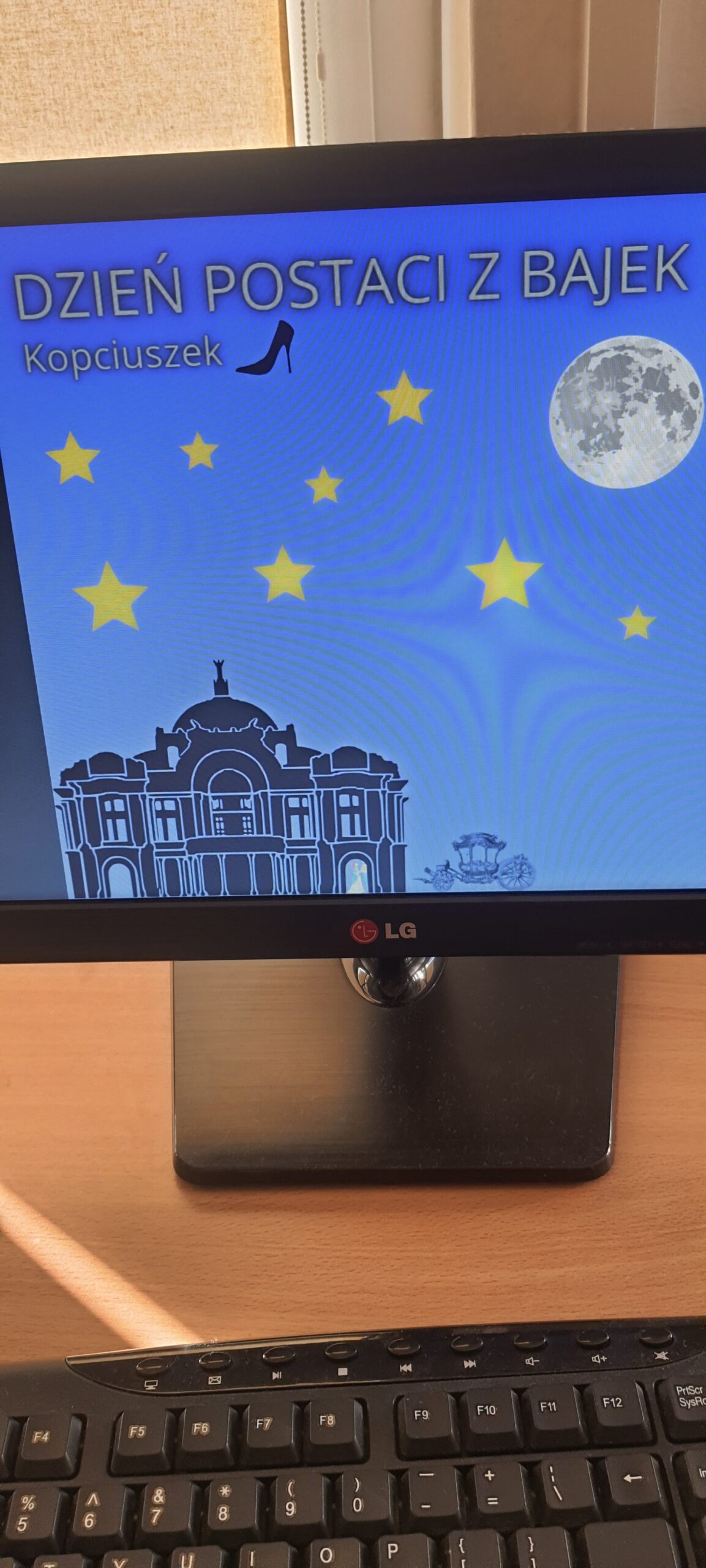 Prace graficzne wykonane przez uczniów klasy 3c w Canvie.