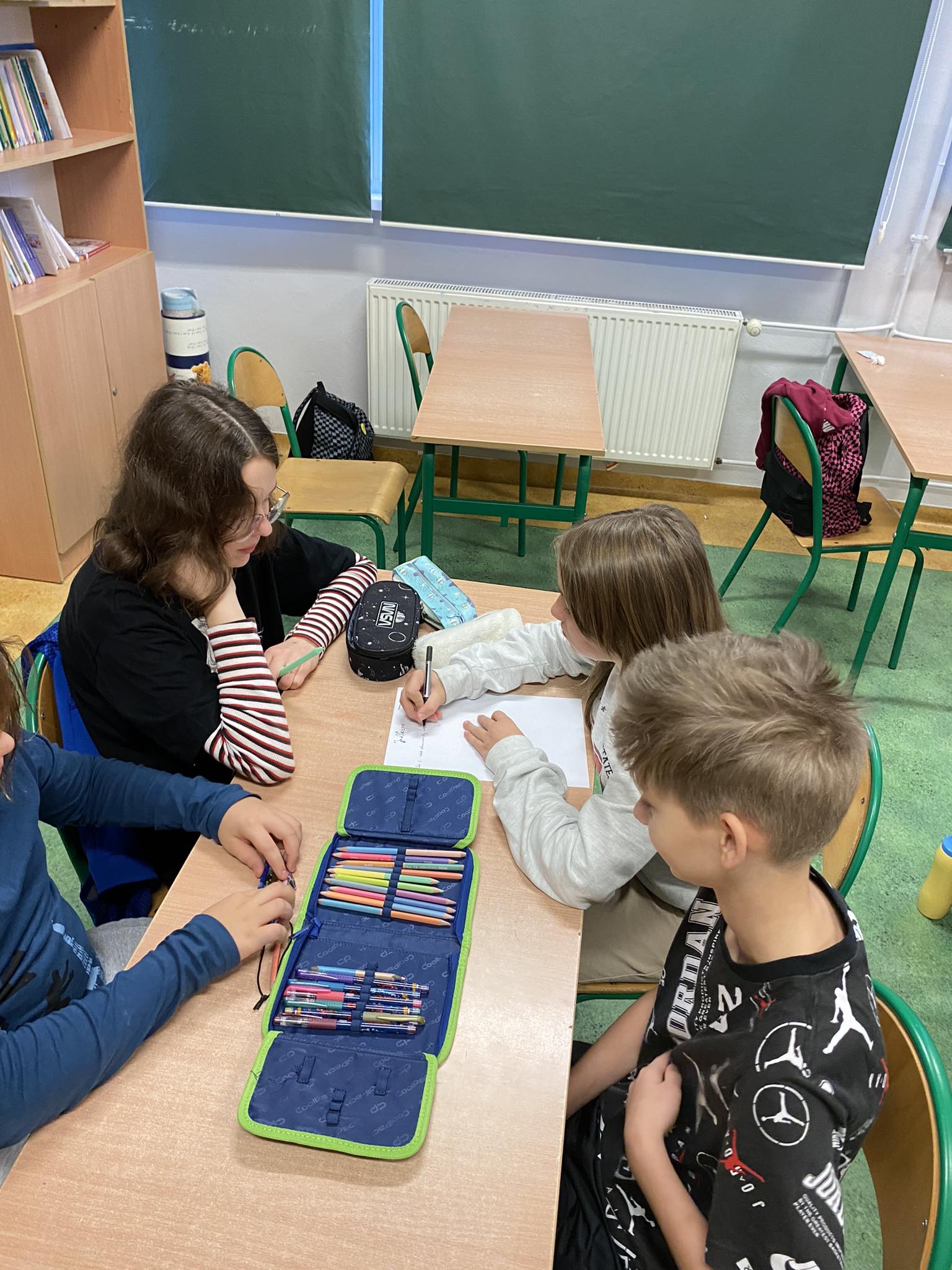 Uczniowie podczas zajęć "Czysta energia"