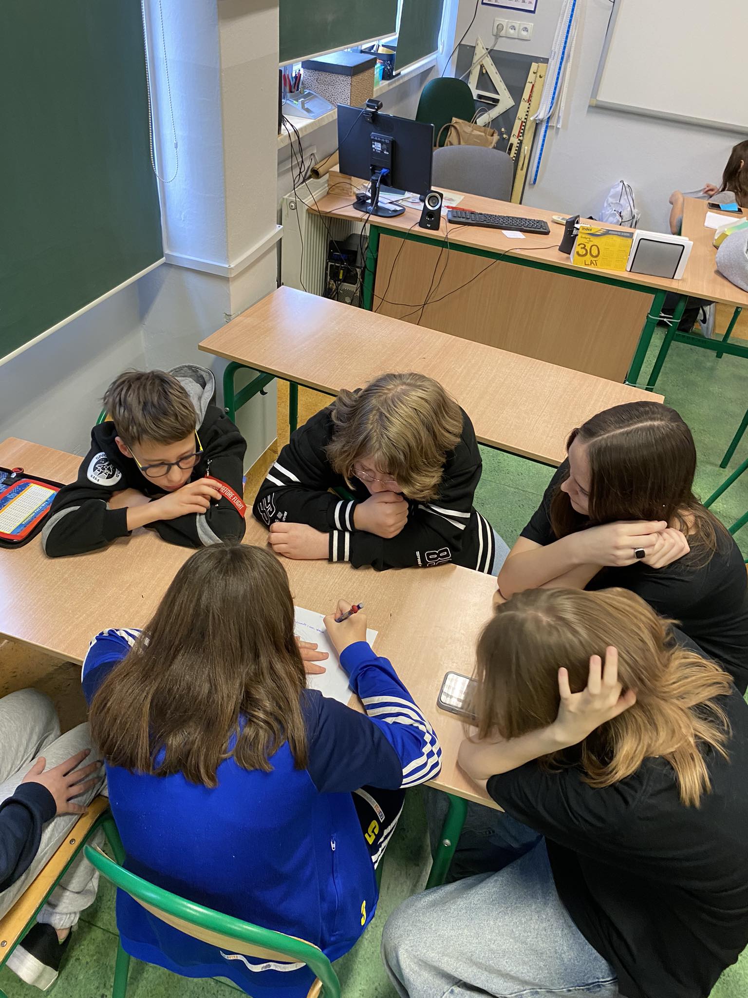 Uczniowie podczas zajęć "Czysta energia"