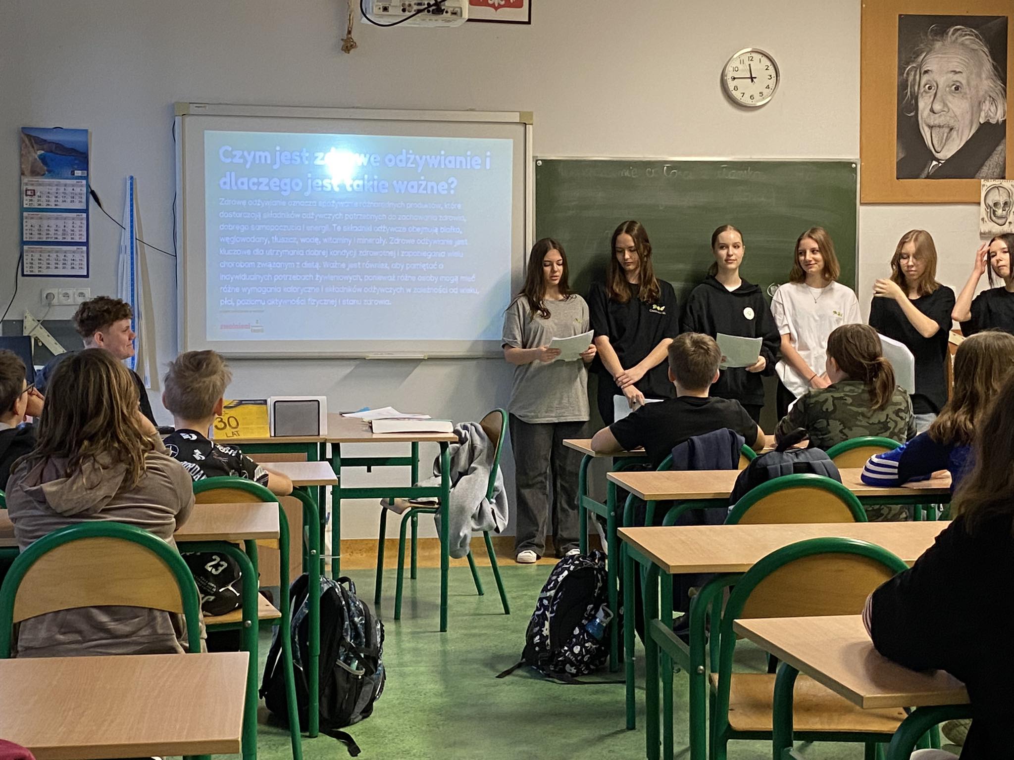 Uczniowie podczas zajęć "Czysta energia"