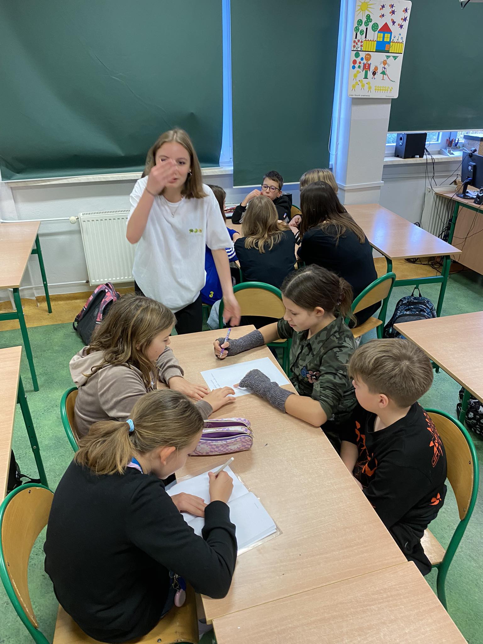 Uczniowie podczas zajęć "Czysta energia"