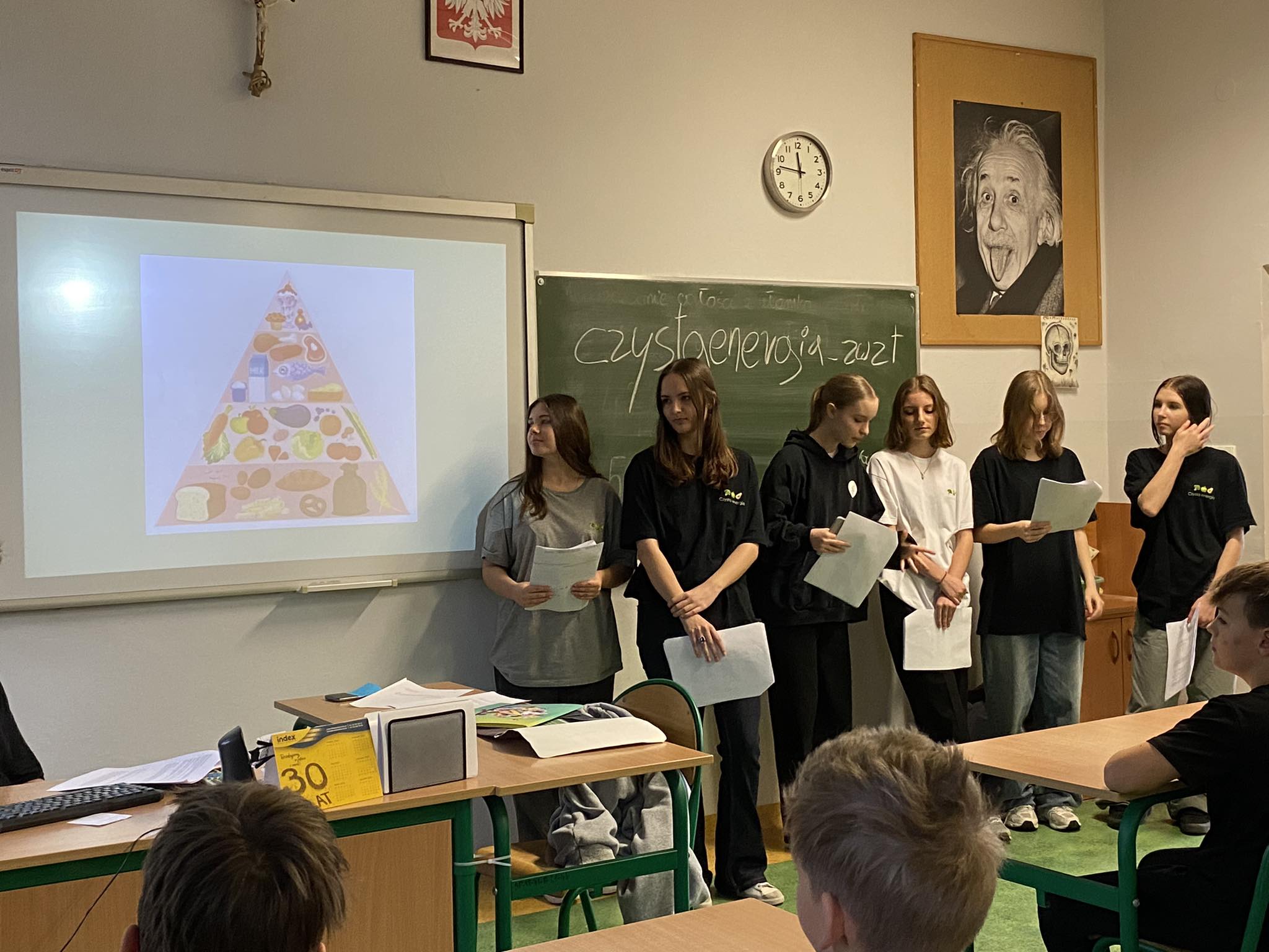 Uczniowie podczas zajęć "Czysta energia"