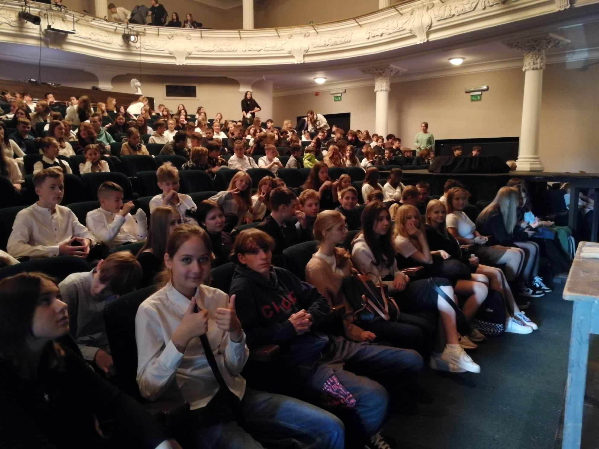 Uczniowie klas 7 w Teatrze Nowym w Zabrzu.