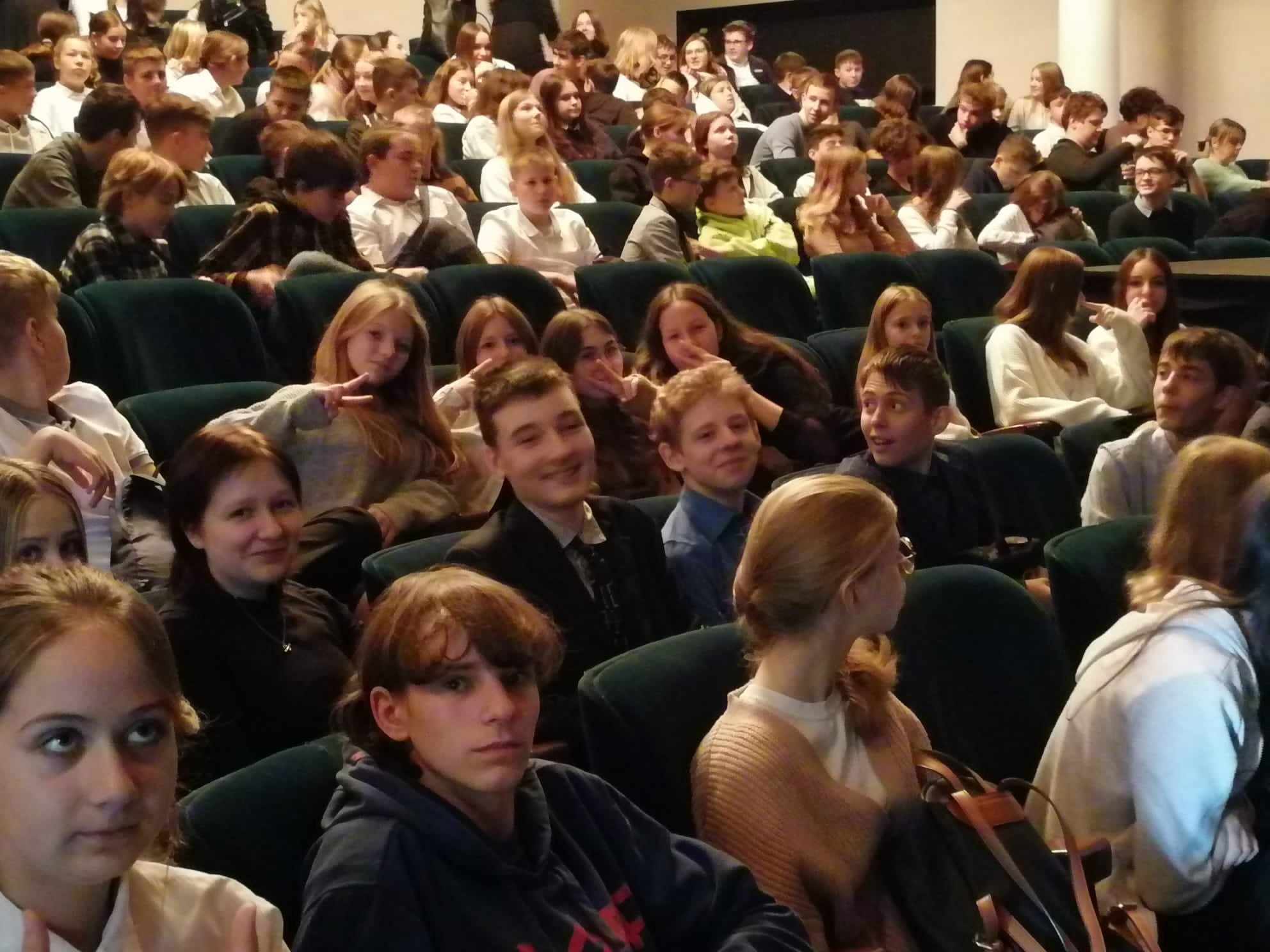 Uczniowie klas 7 w Teatrze Nowym w Zabrzu.