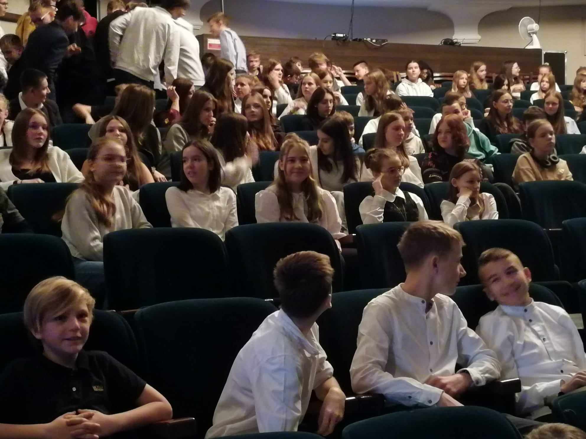 Uczniowie klas 7 w Teatrze Nowym w Zabrzu.