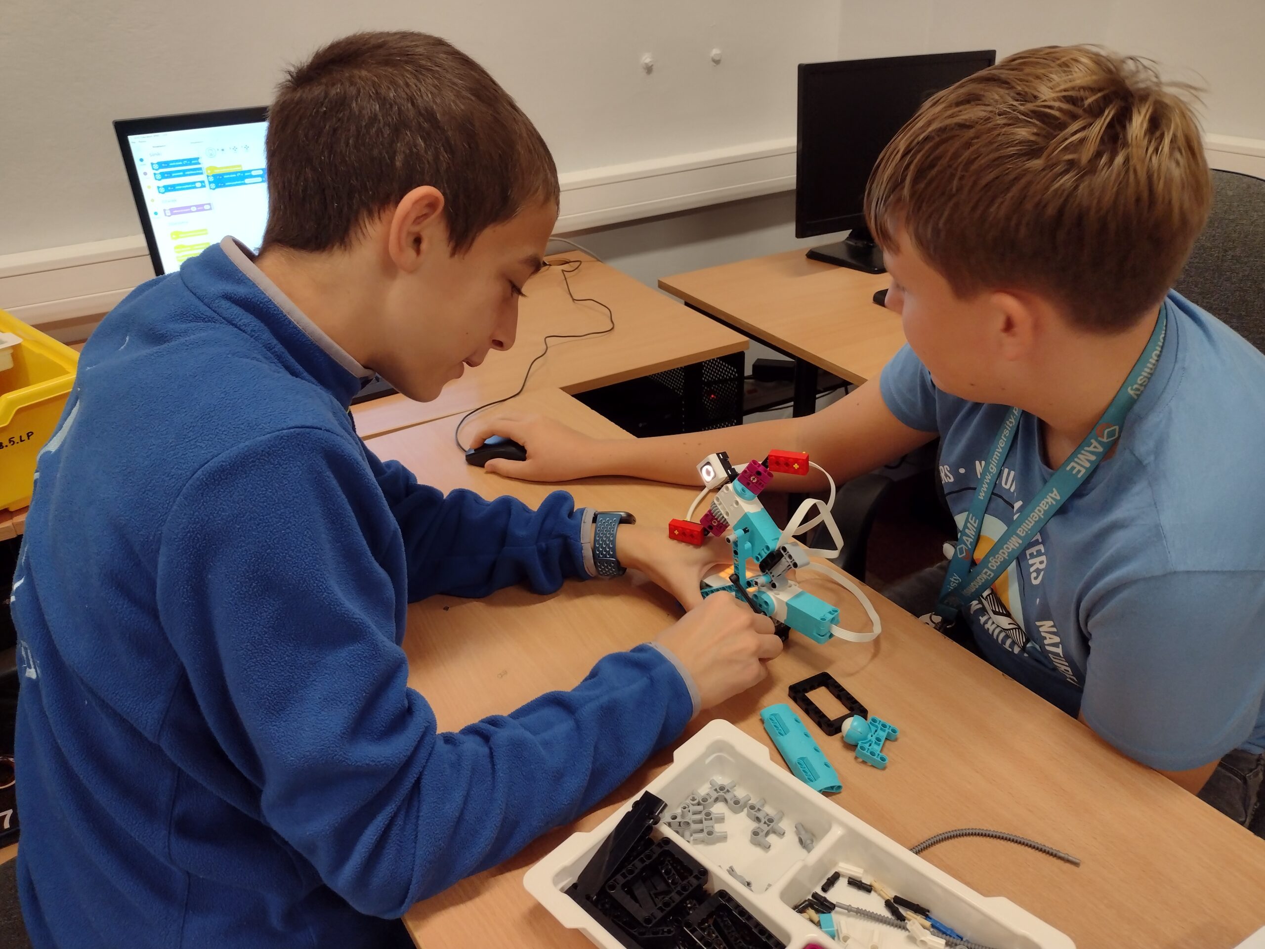 Uczniowie podczas programowania