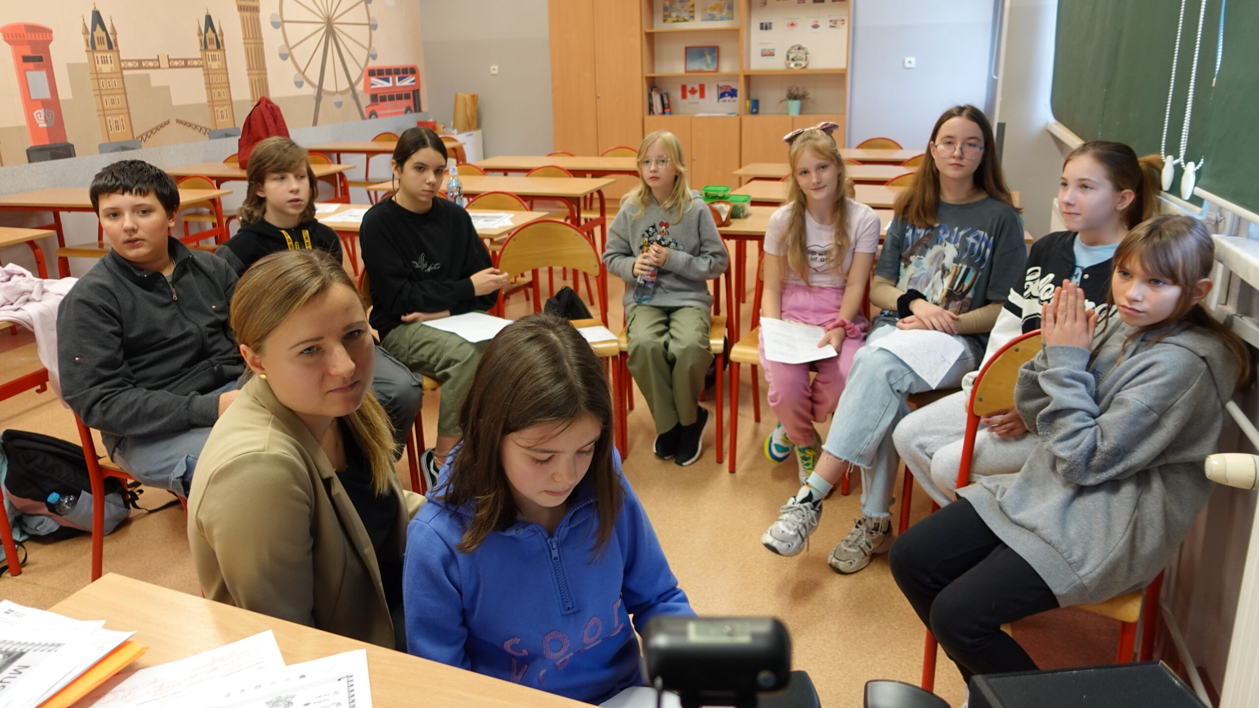 Uczniowie i uczennice w trakcie spotkania online.