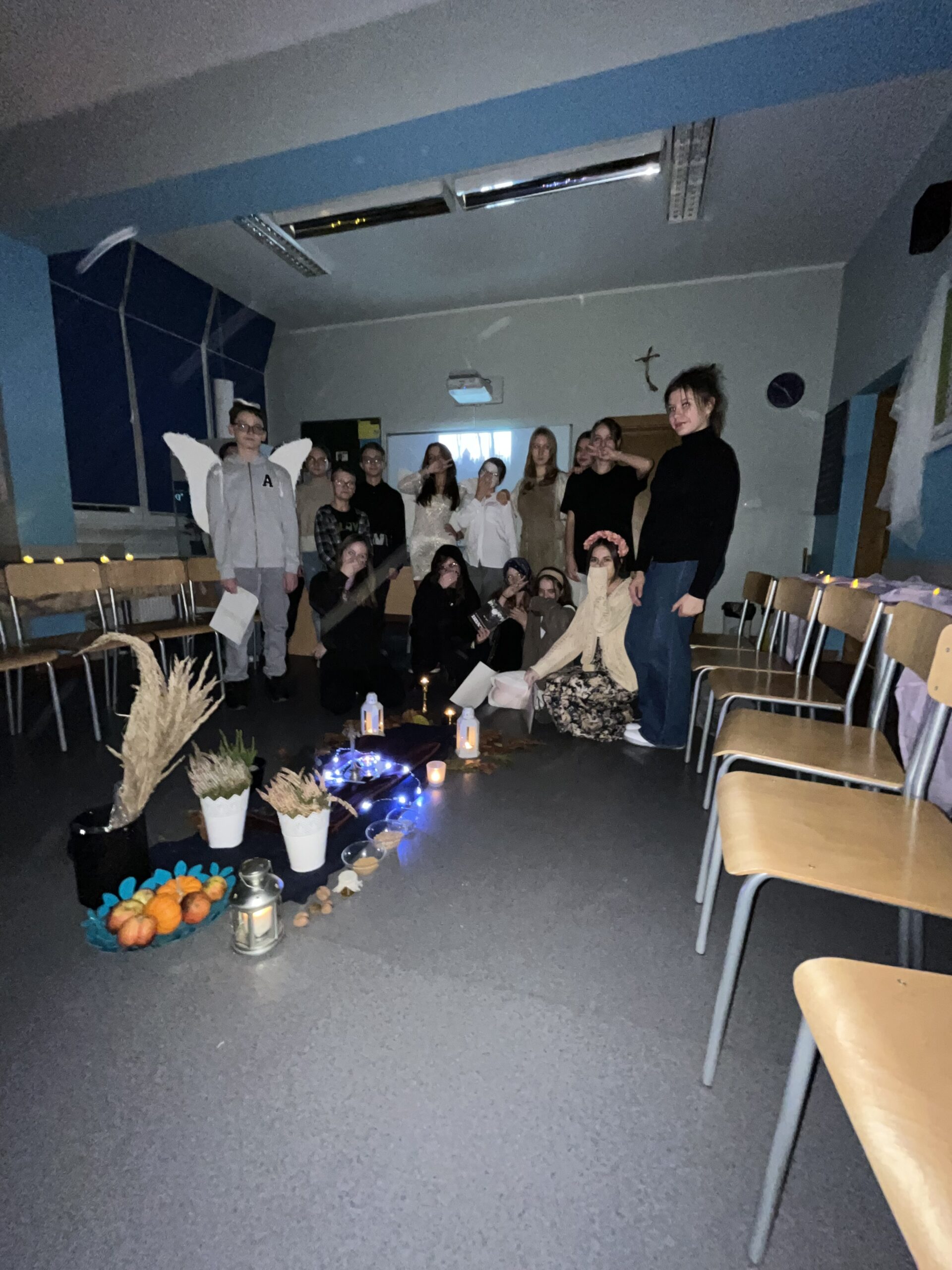 Klasa 7b czyta "Dziady" Adama Mickiewicza.