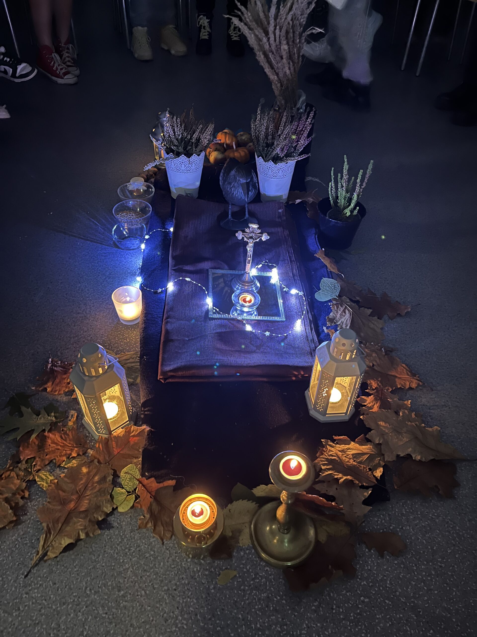 Klasa 7b czyta "Dziady" Adama Mickiewicza.