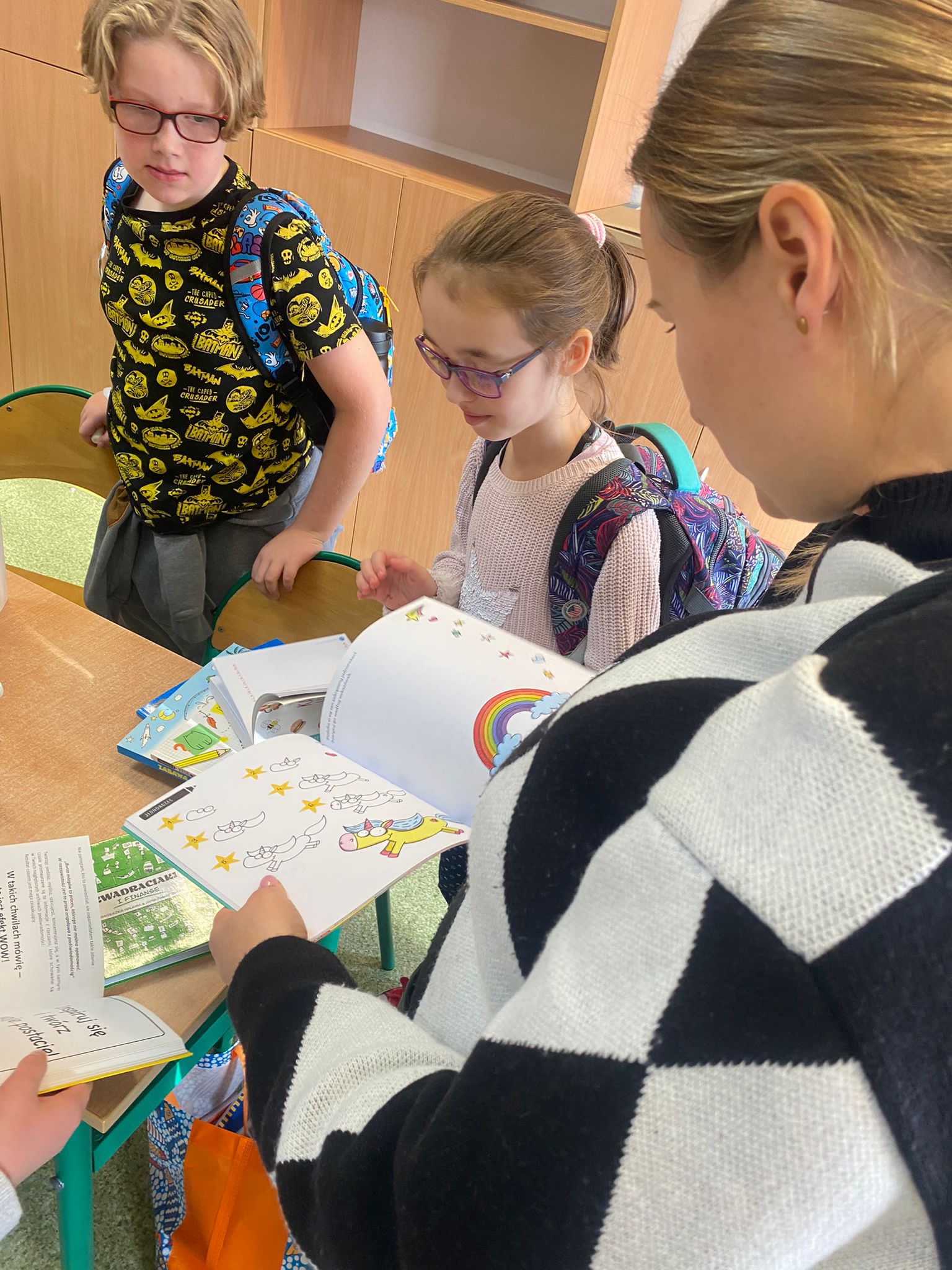 Uczniowie klas 3c, 4a, 4b, 4c, 5a i 5b podczas Warsztatów Myślenia Wizualnego.