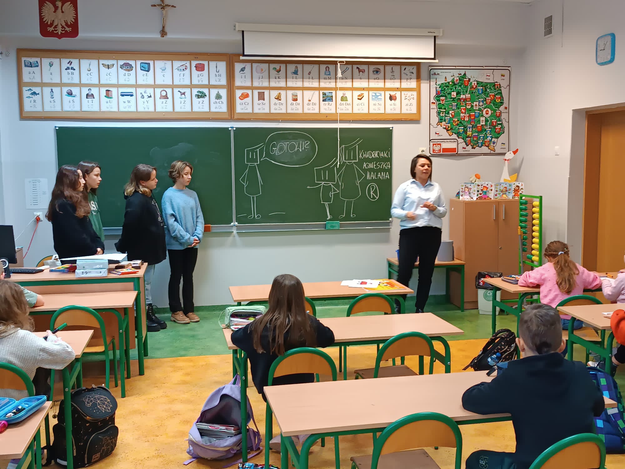 Uczniowie klas 3c, 4a, 4b, 4c, 5a i 5b podczas Warsztatów Myślenia Wizualnego.