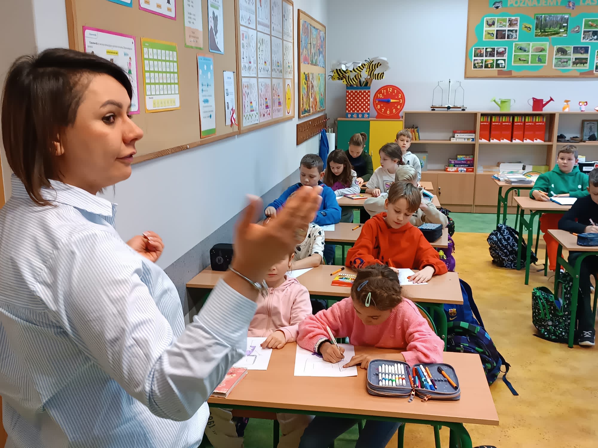 Uczniowie klas 3c, 4a, 4b, 4c, 5a i 5b podczas Warsztatów Myślenia Wizualnego.