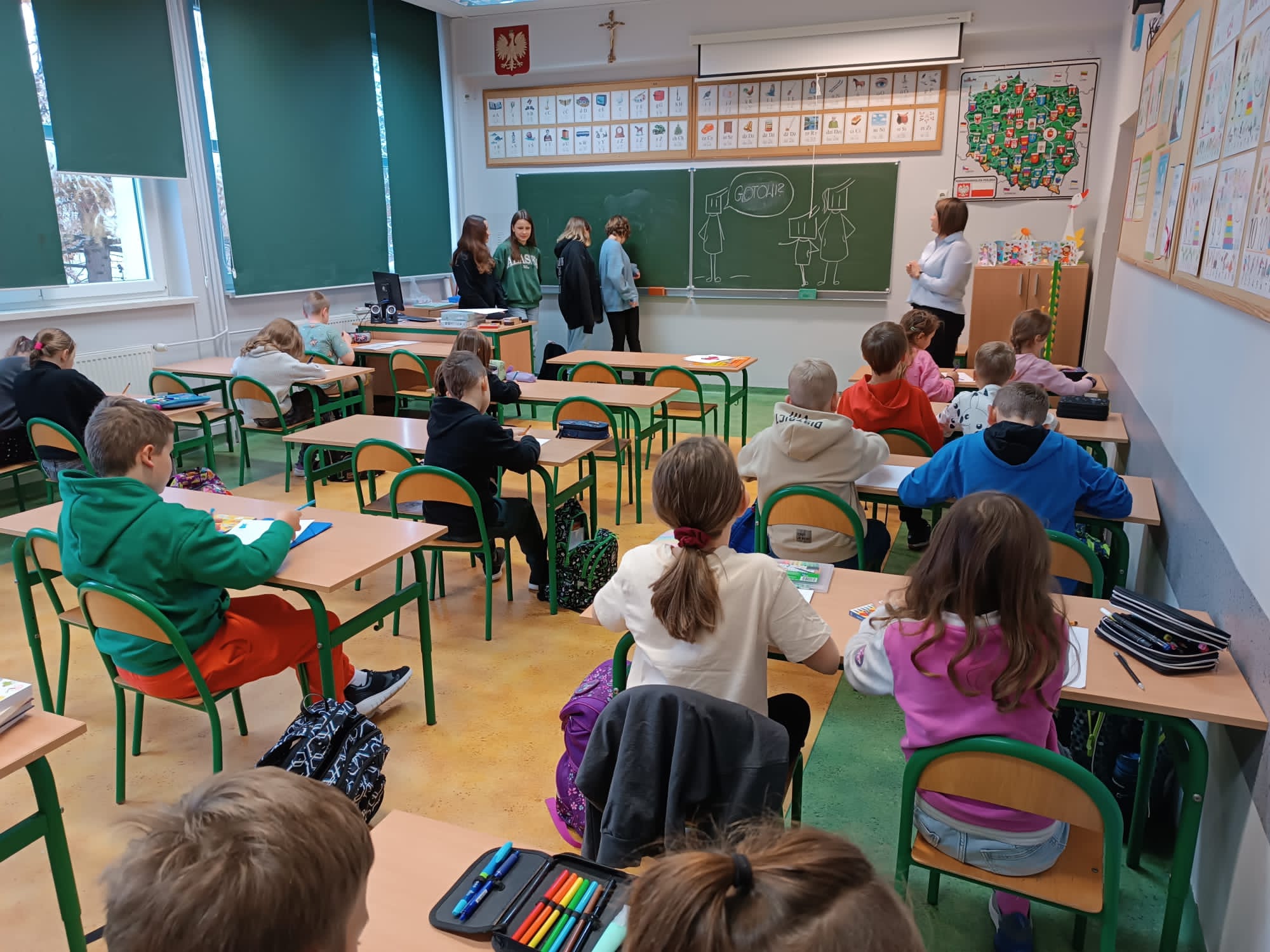 Uczniowie klas 3c, 4a, 4b, 4c, 5a i 5b podczas Warsztatów Myślenia Wizualnego.