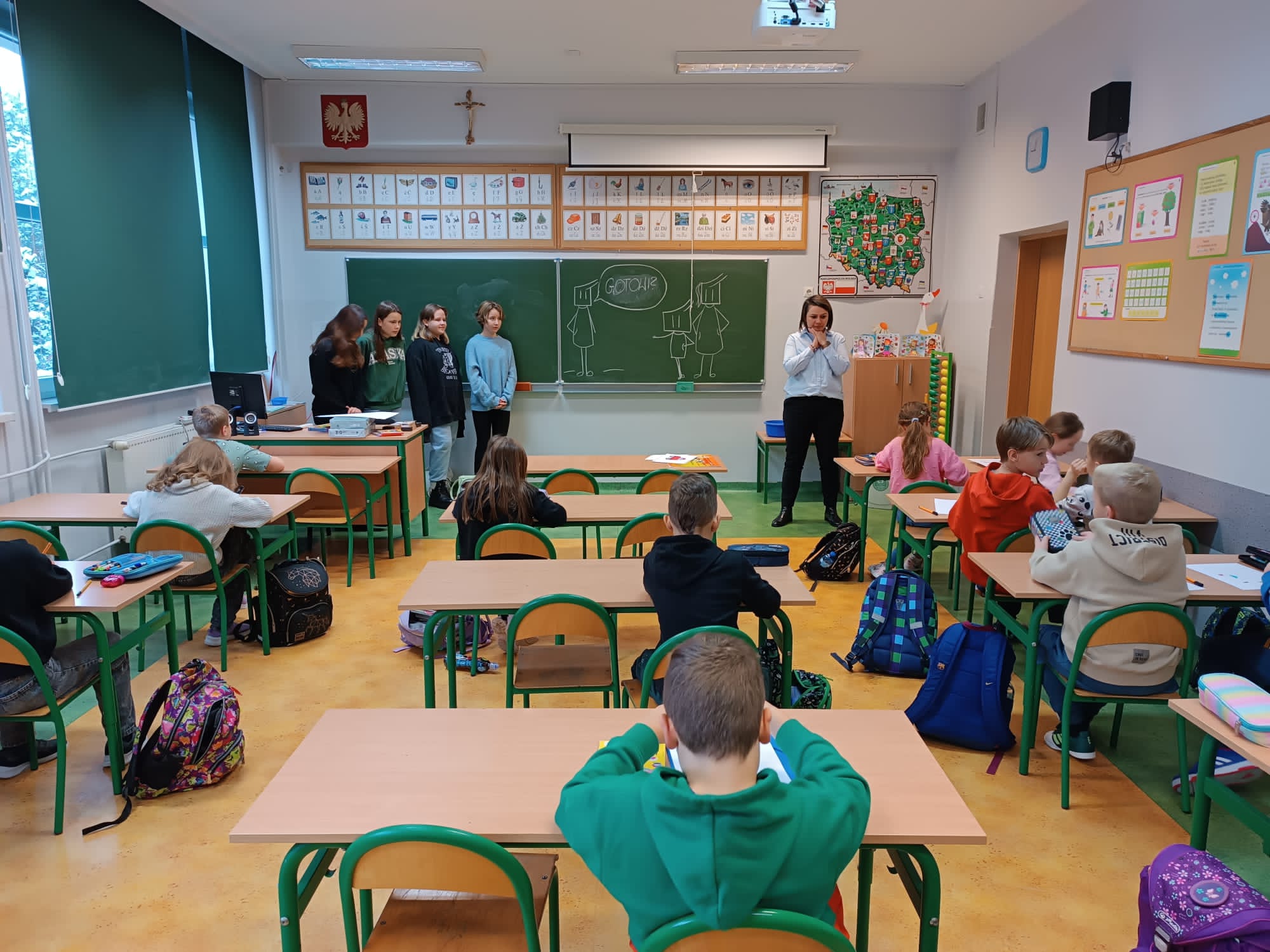 Uczniowie klas 3c, 4a, 4b, 4c, 5a i 5b podczas Warsztatów Myślenia Wizualnego.