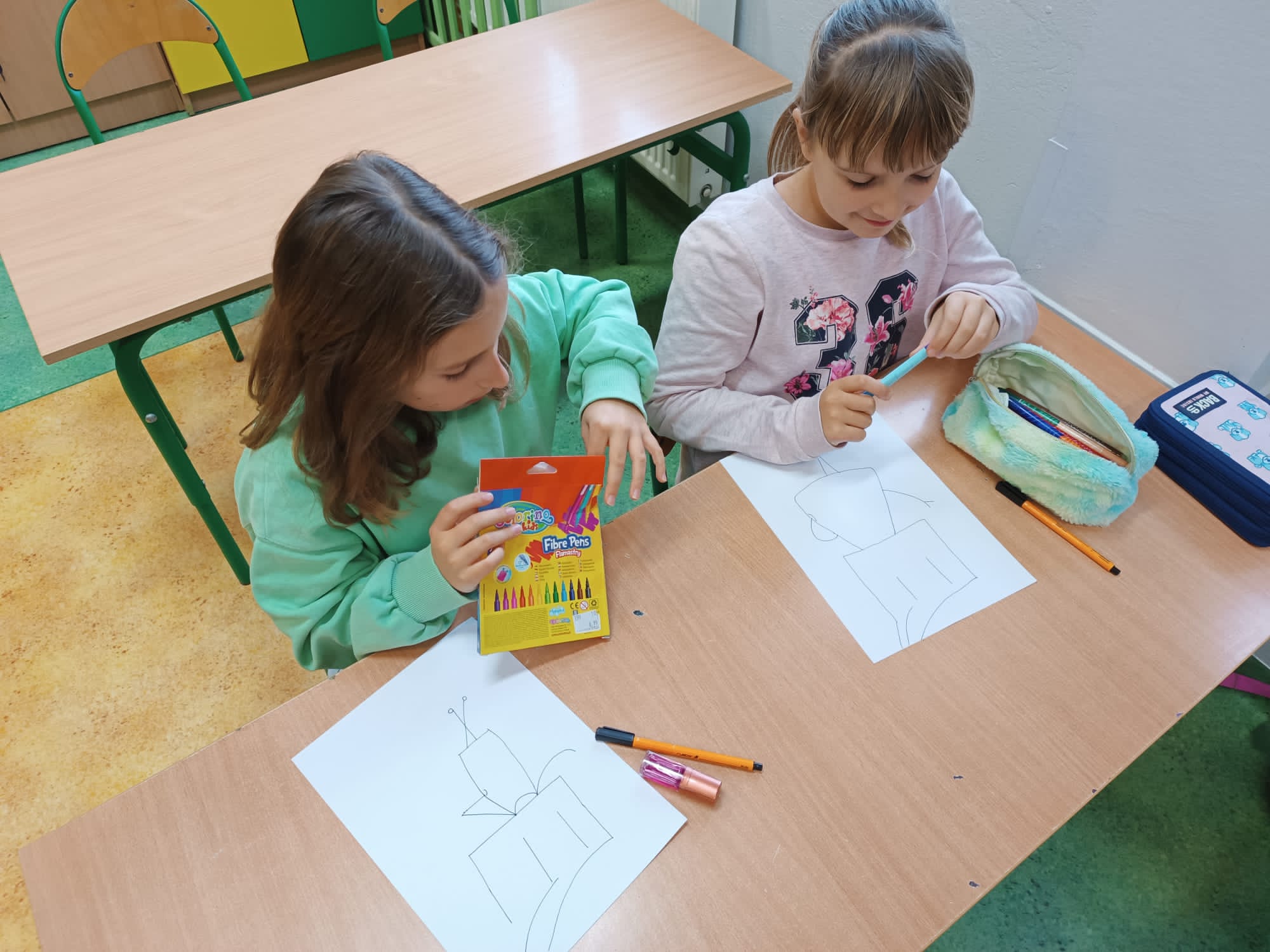 Uczniowie klas 3c, 4a, 4b, 4c, 5a i 5b podczas Warsztatów Myślenia Wizualnego.