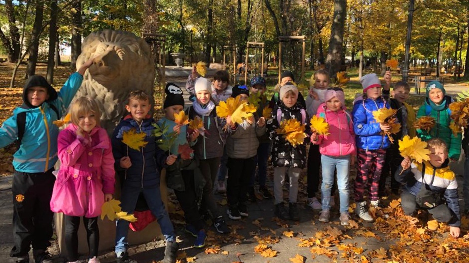 Uczennice i uczniowie z wizytą w Parku Staromiejskim.