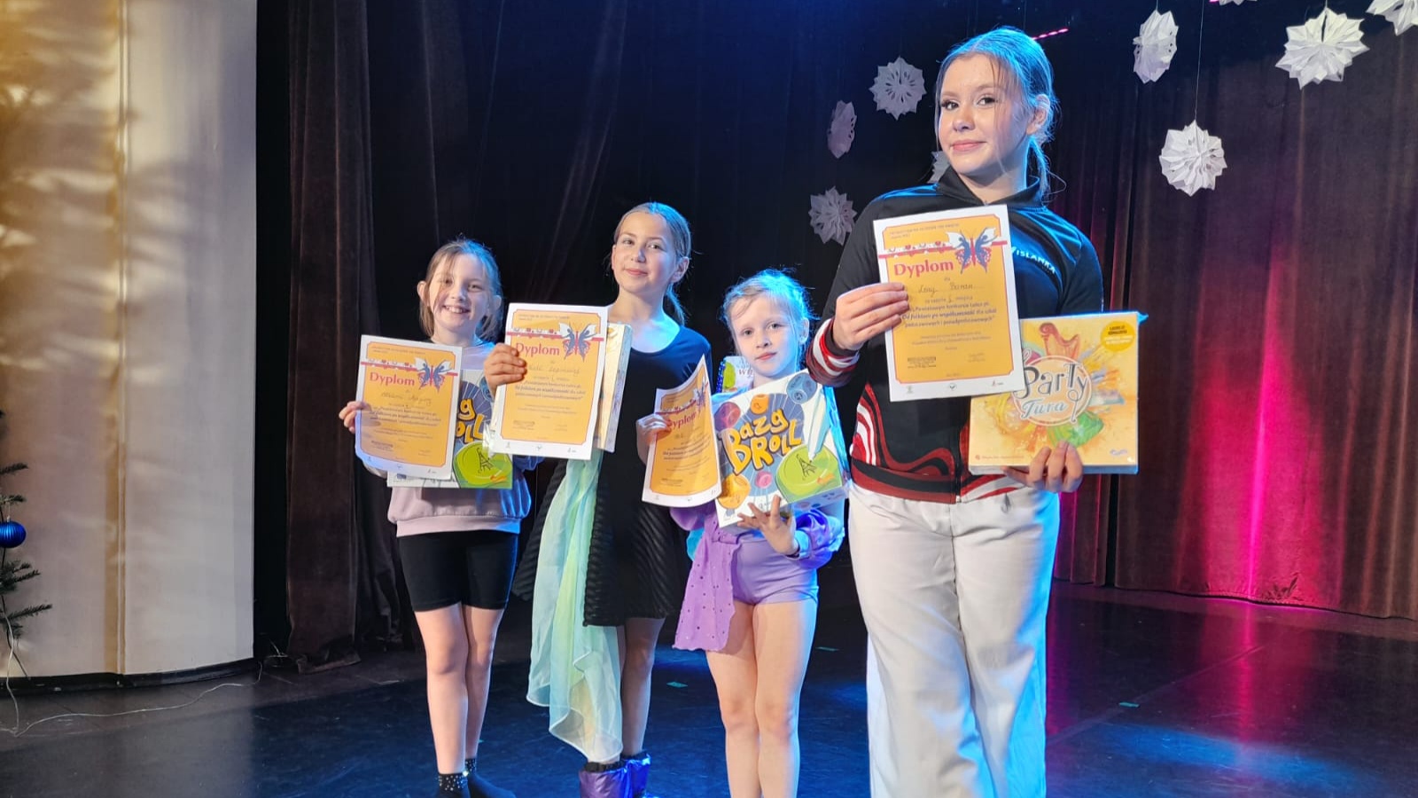 Laureatki Powiatowego Konkursu Tańca „Od folkloru po współczesność”