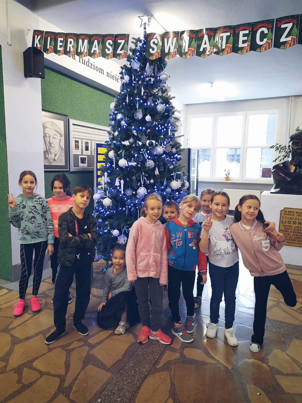 Wychowankowie świetlicy przed szkolną choinką.