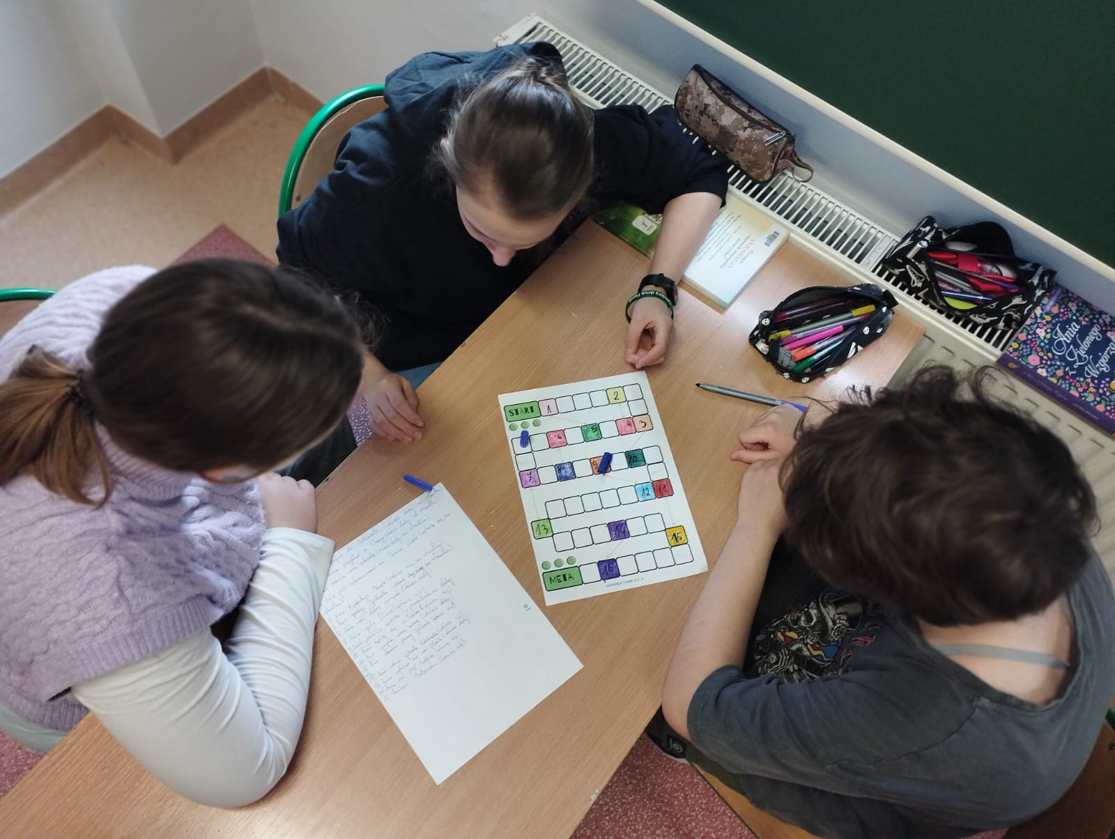 Uczniowie klasy 6b podczas zajęć języka polskiego.