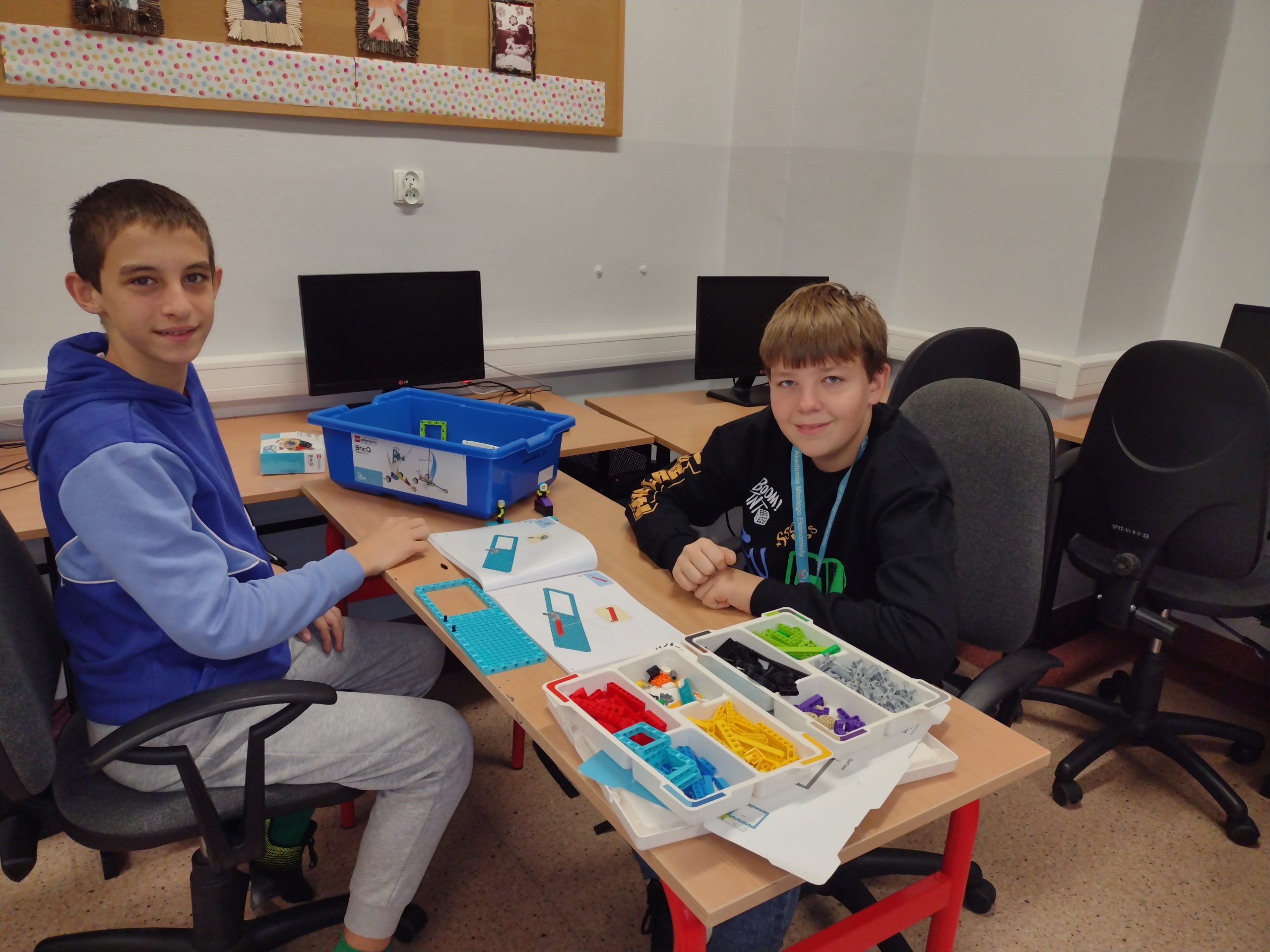 Uczniowie podczas zajęć programowania