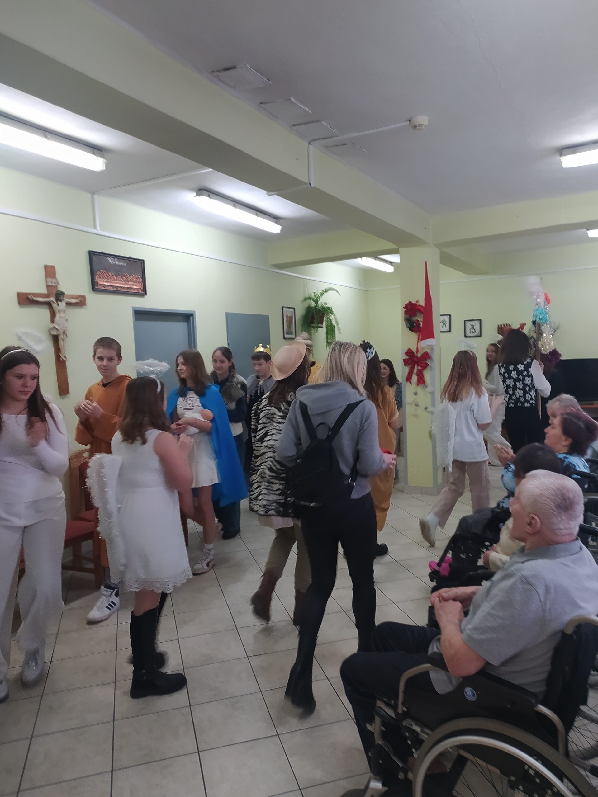 Kolędnicy w Domu Pomocy Społecznej w Żorach