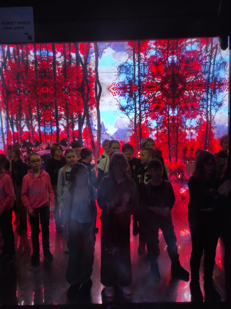 Uczniowie klas czwartych na wycieczce do Bajki Kleksa.