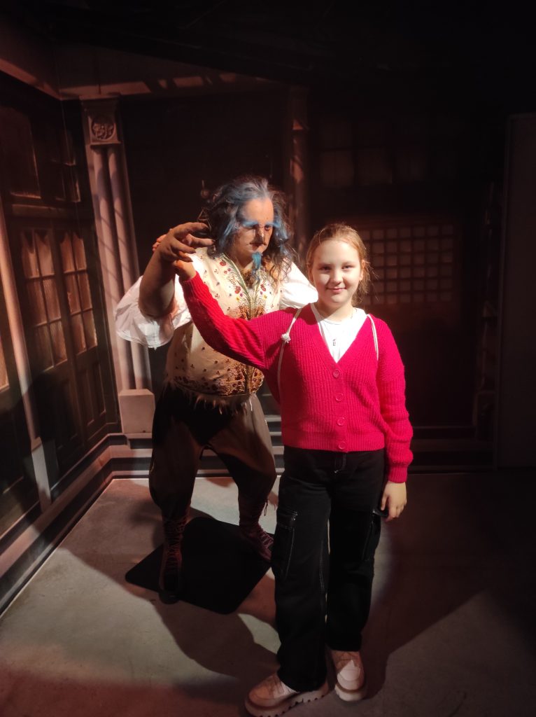 Uczniowie klas czwartych na wycieczce do Bajki Kleksa.