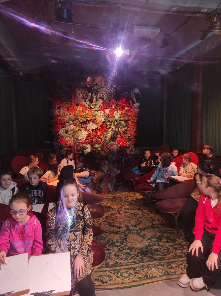 Uczniowie klas czwartych na wycieczce do Bajki Kleksa.