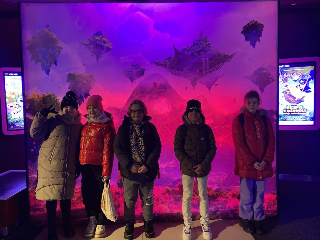 Uczniowie klas czwartych na wycieczce do Bajki Kleksa.