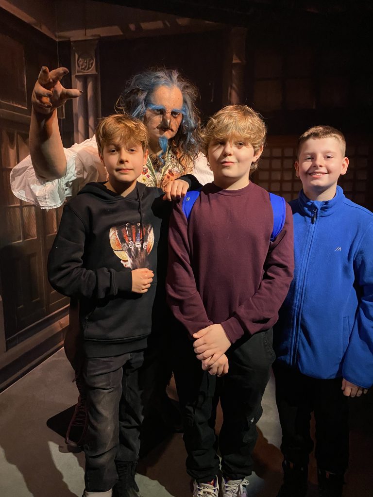 Uczniowie klas czwartych na wycieczce do Bajki Kleksa.