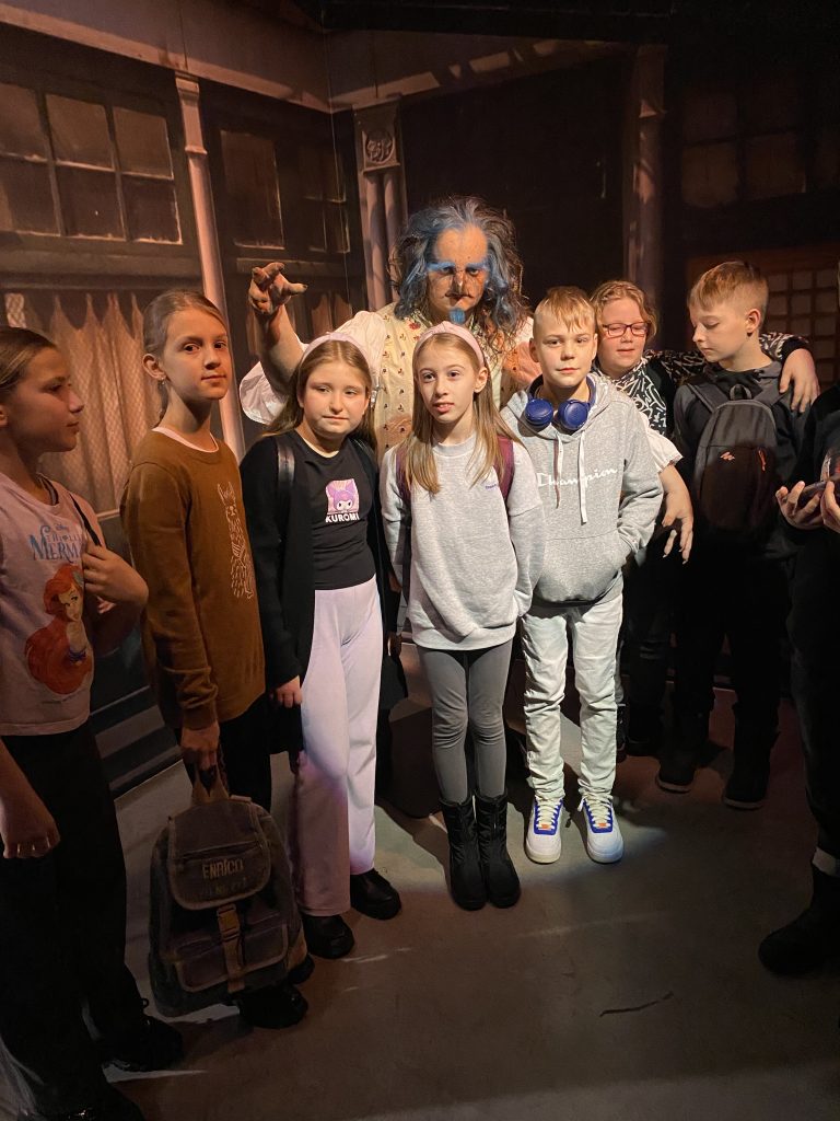 Uczniowie klas czwartych na wycieczce do Bajki Kleksa.