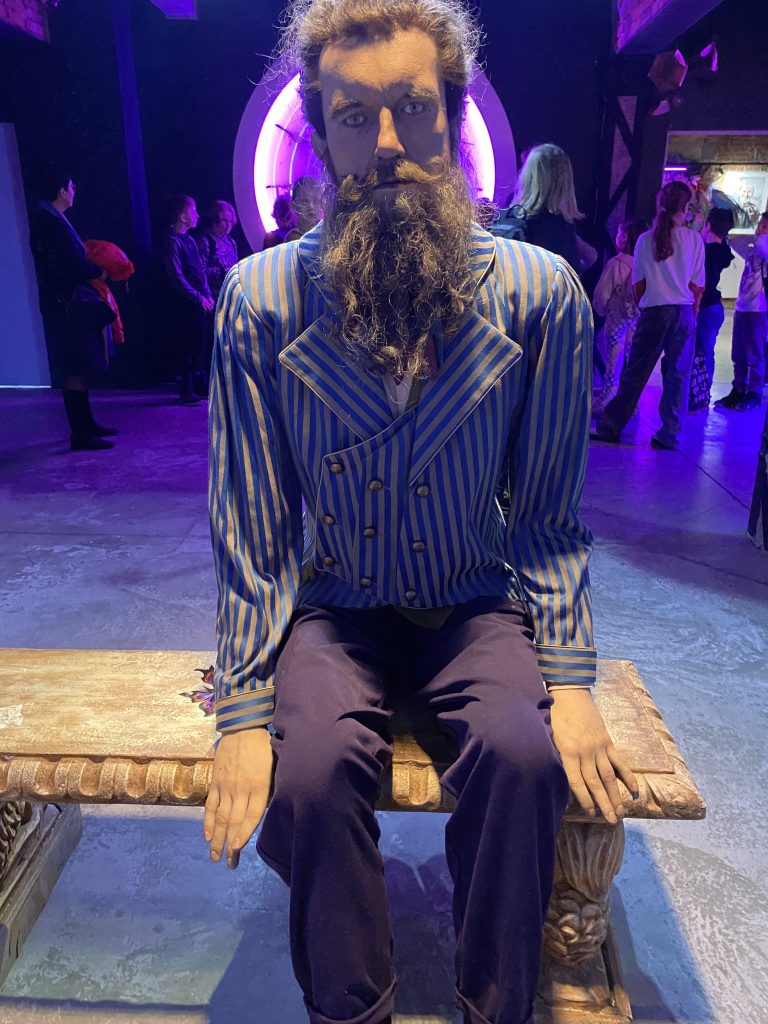 Uczniowie klas czwartych na wycieczce do Bajki Kleksa.