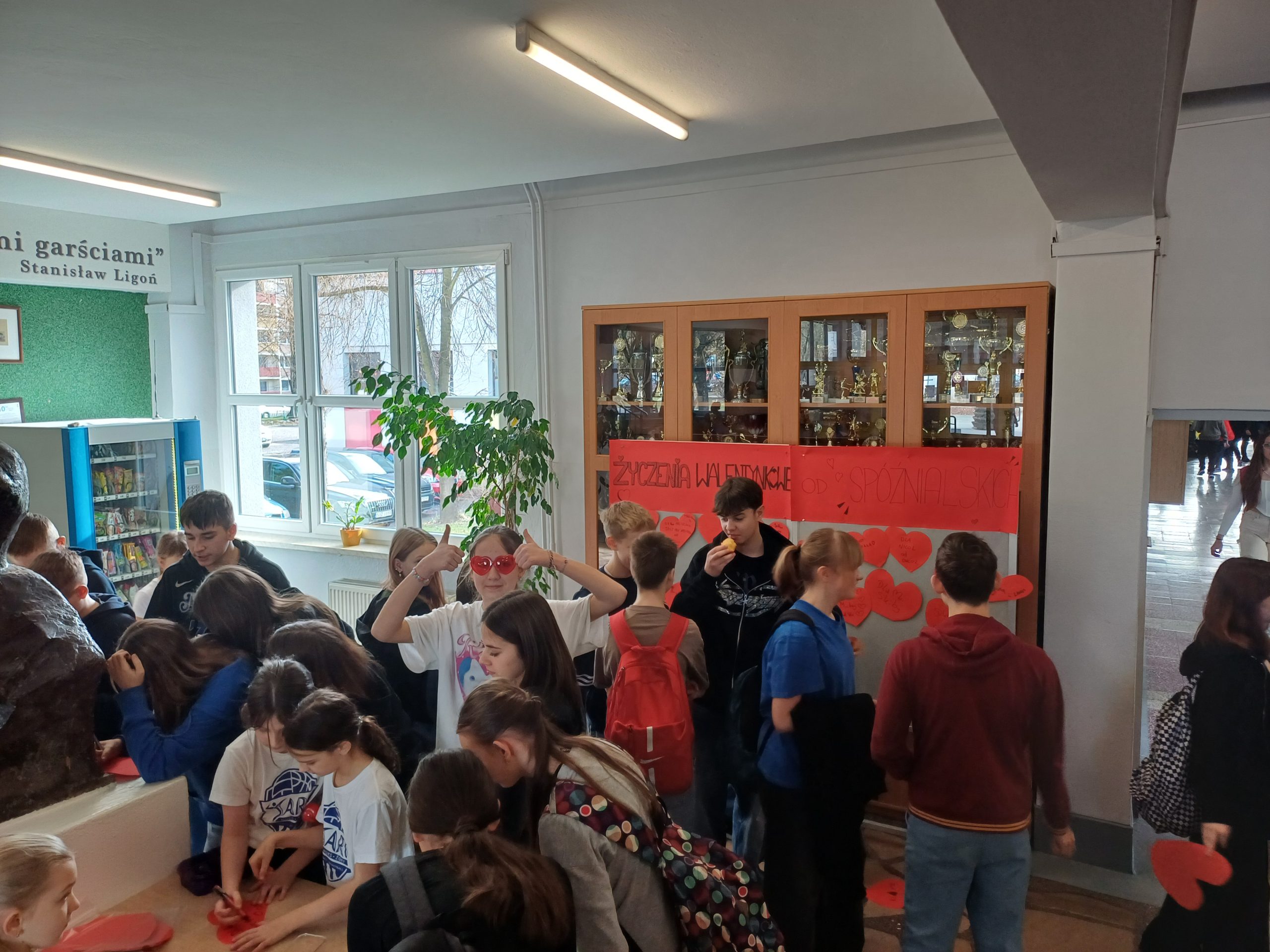 Społeczność szkolna w czasie szkolnych Walentynek