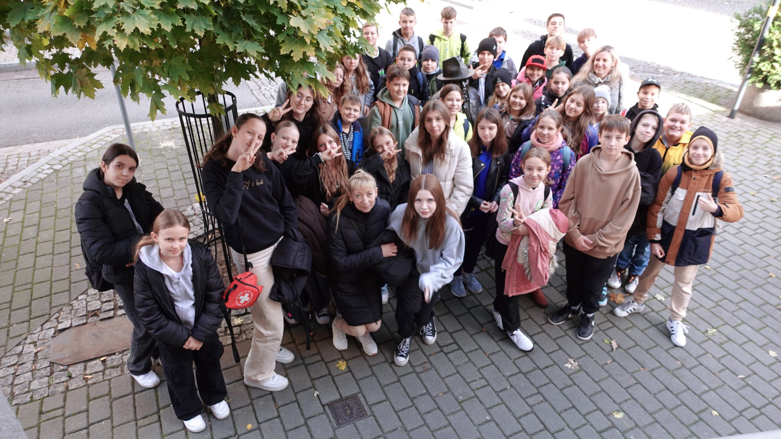 Uczniowie i uczennice w czasie wycieczki do Polskiego Radia Katowice.