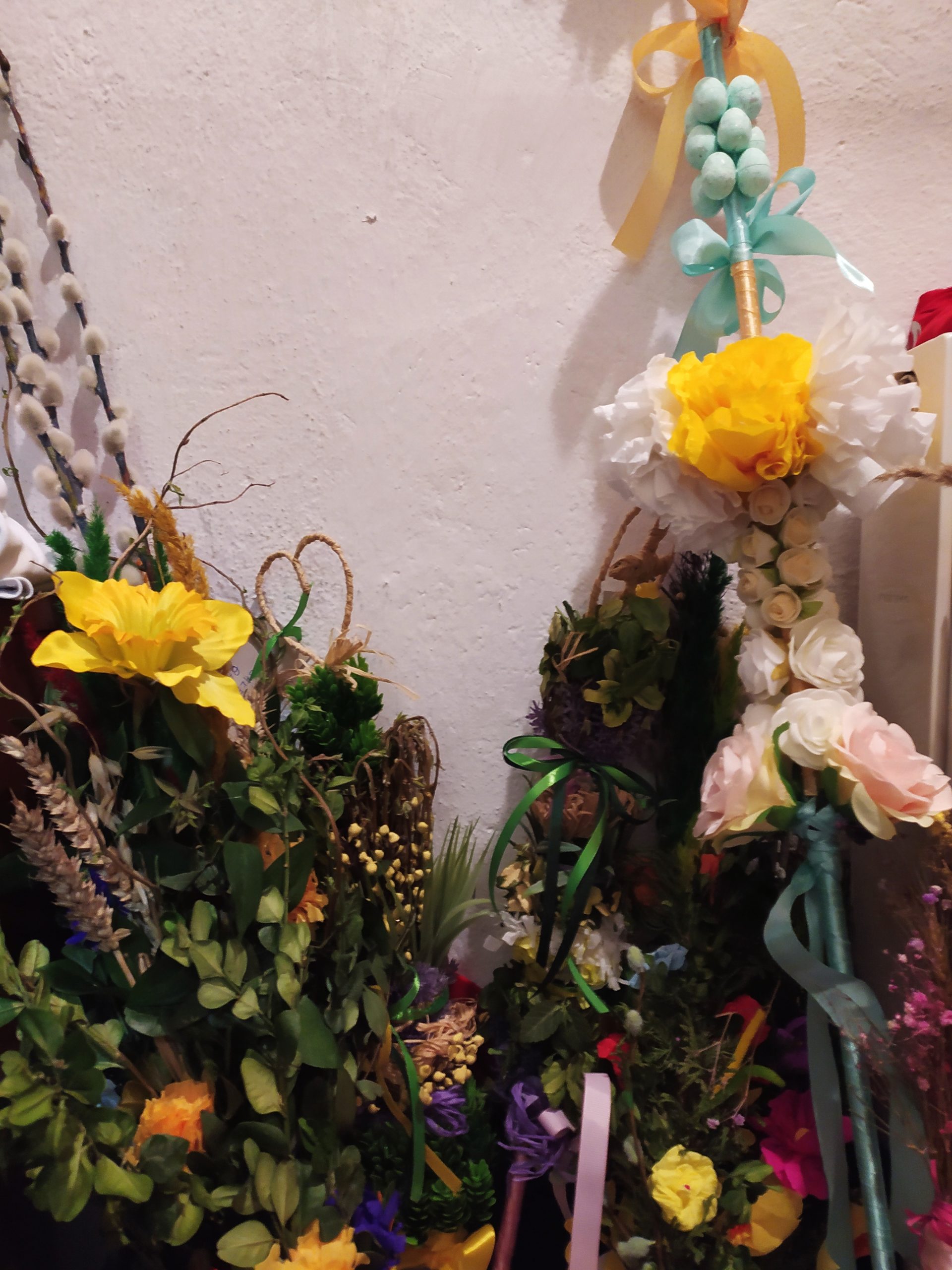 Palmy wielkanocne wykonane przez uczniów szkoły.