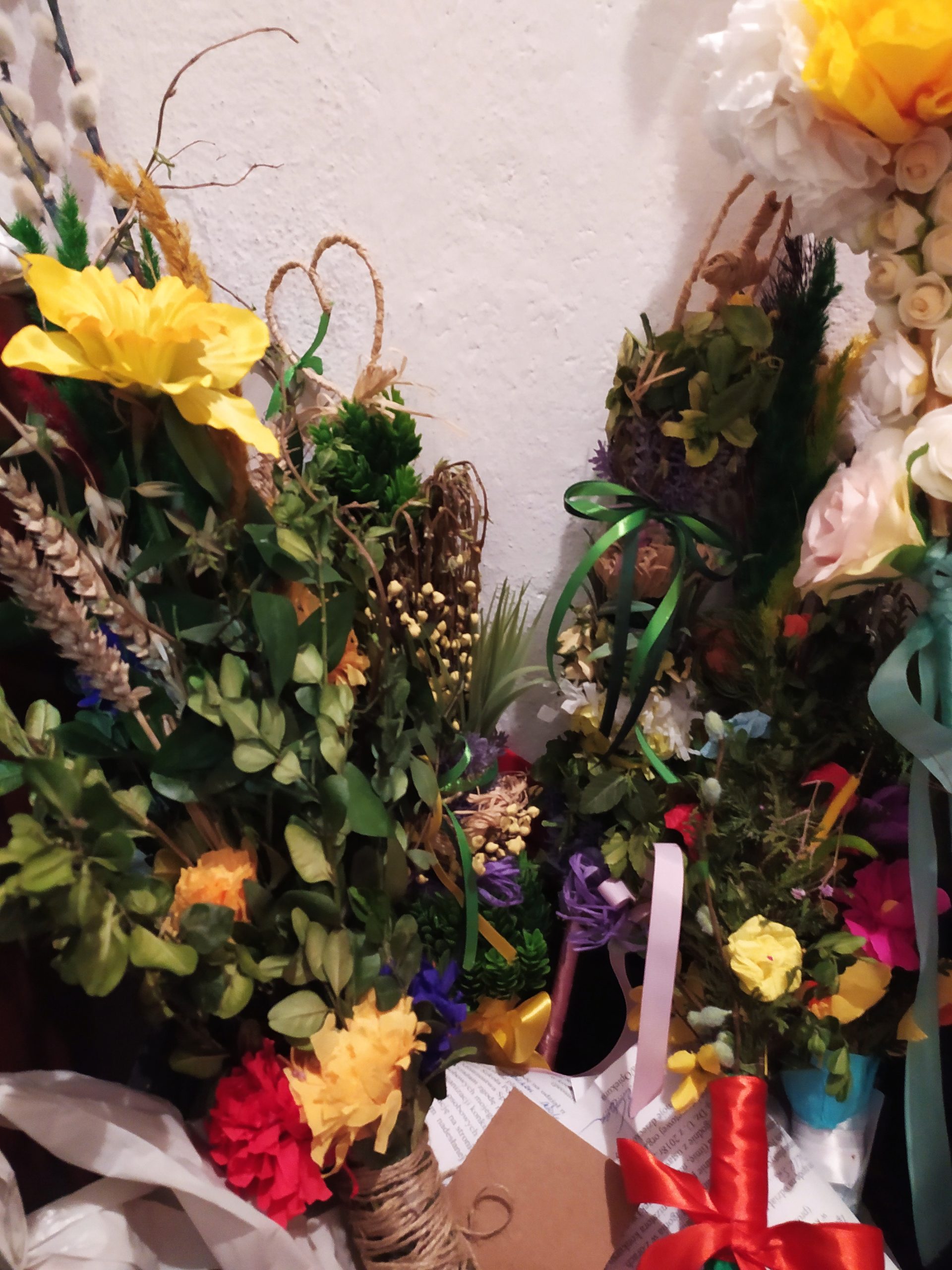 Palmy wielkanocne wykonane przez uczniów szkoły.