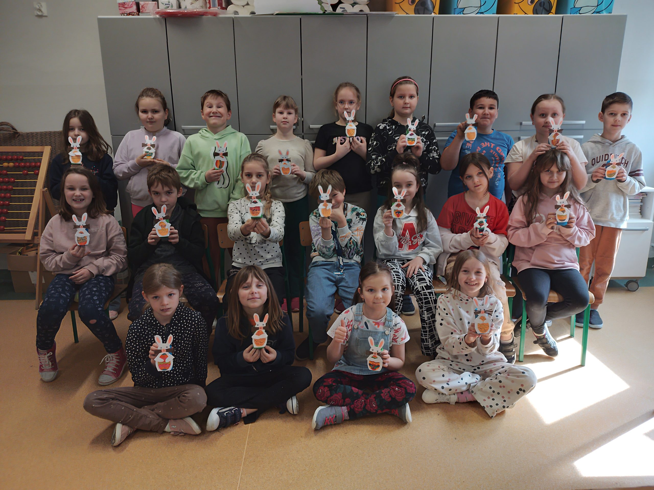 Uczniowie klasy 2a z zajączkami wielkanocnymi