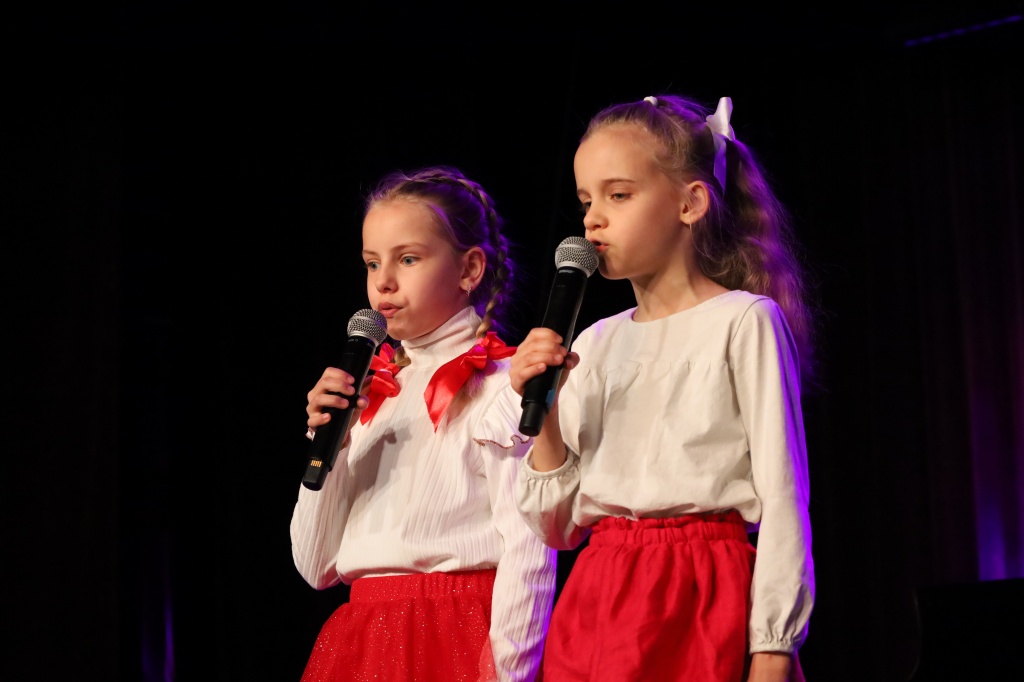 Na zdjęciach dzieci  biorące udział w konkursie „Powiatowego konkursu piosenki patriotycznej dla szkół”