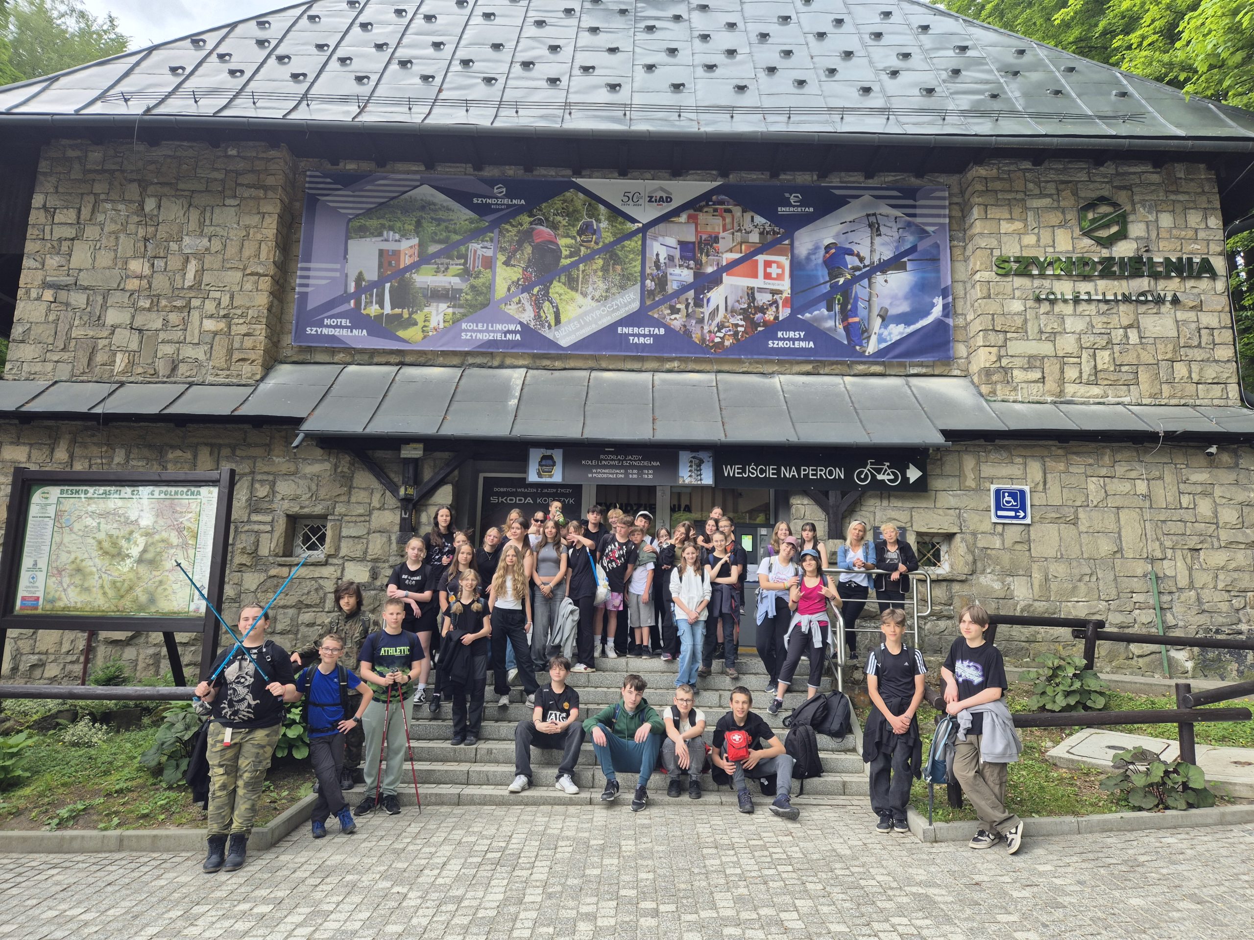 Klasy 7 na wycieczce w góry.