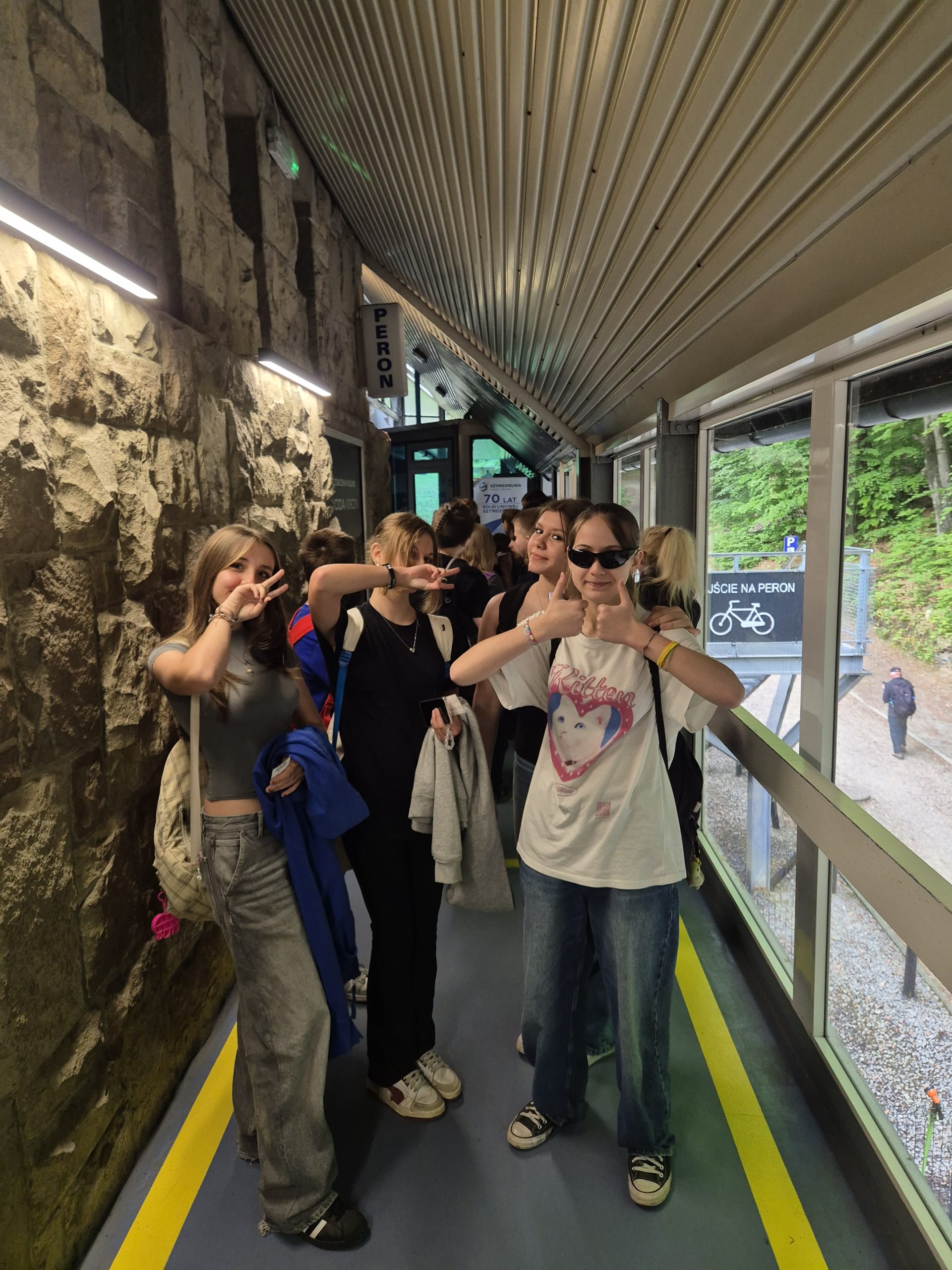 Klasy 7 na wycieczce w góry.