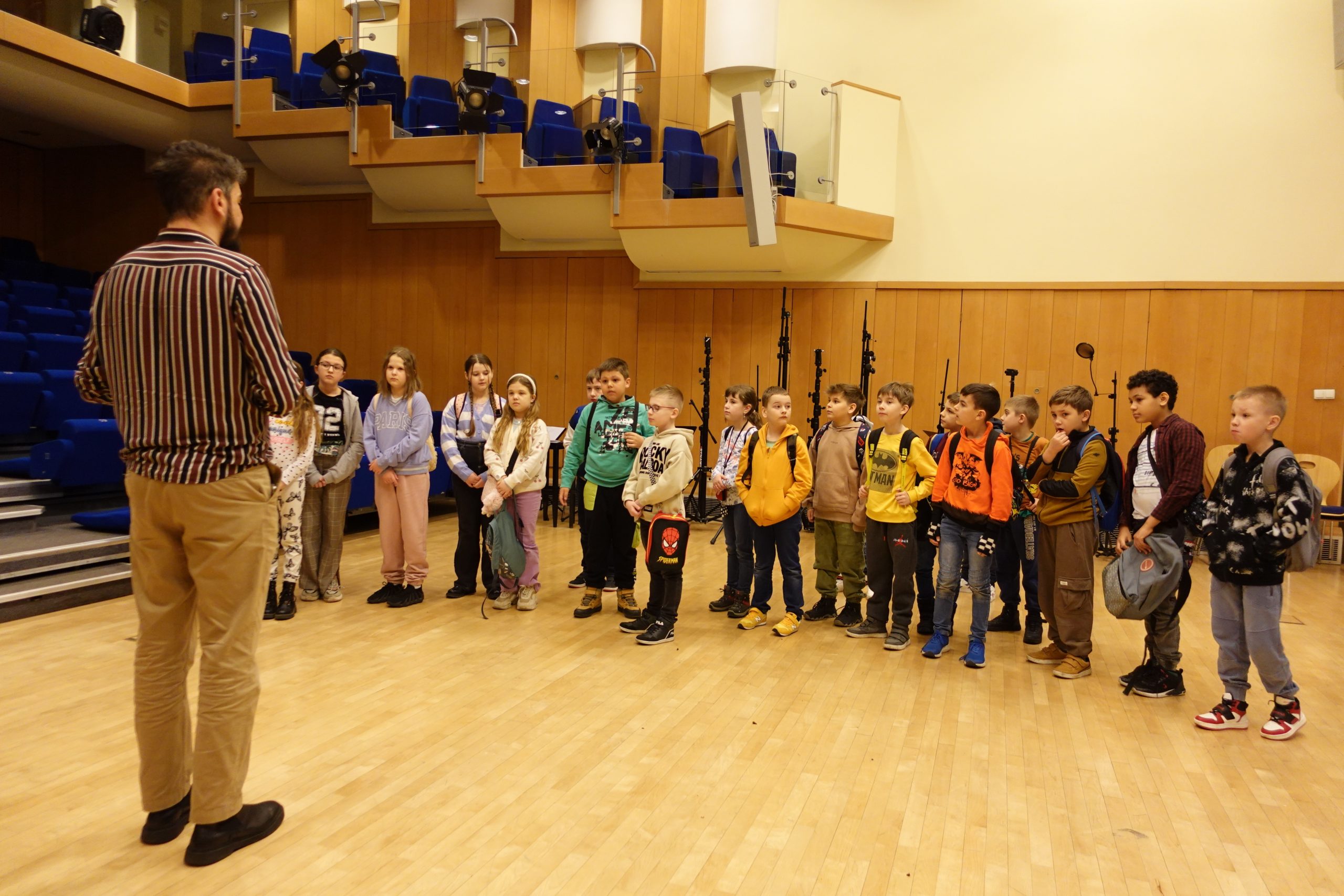 Uczniowie klasy 3a podczas wycieczki do Polskiego Radia Katowice